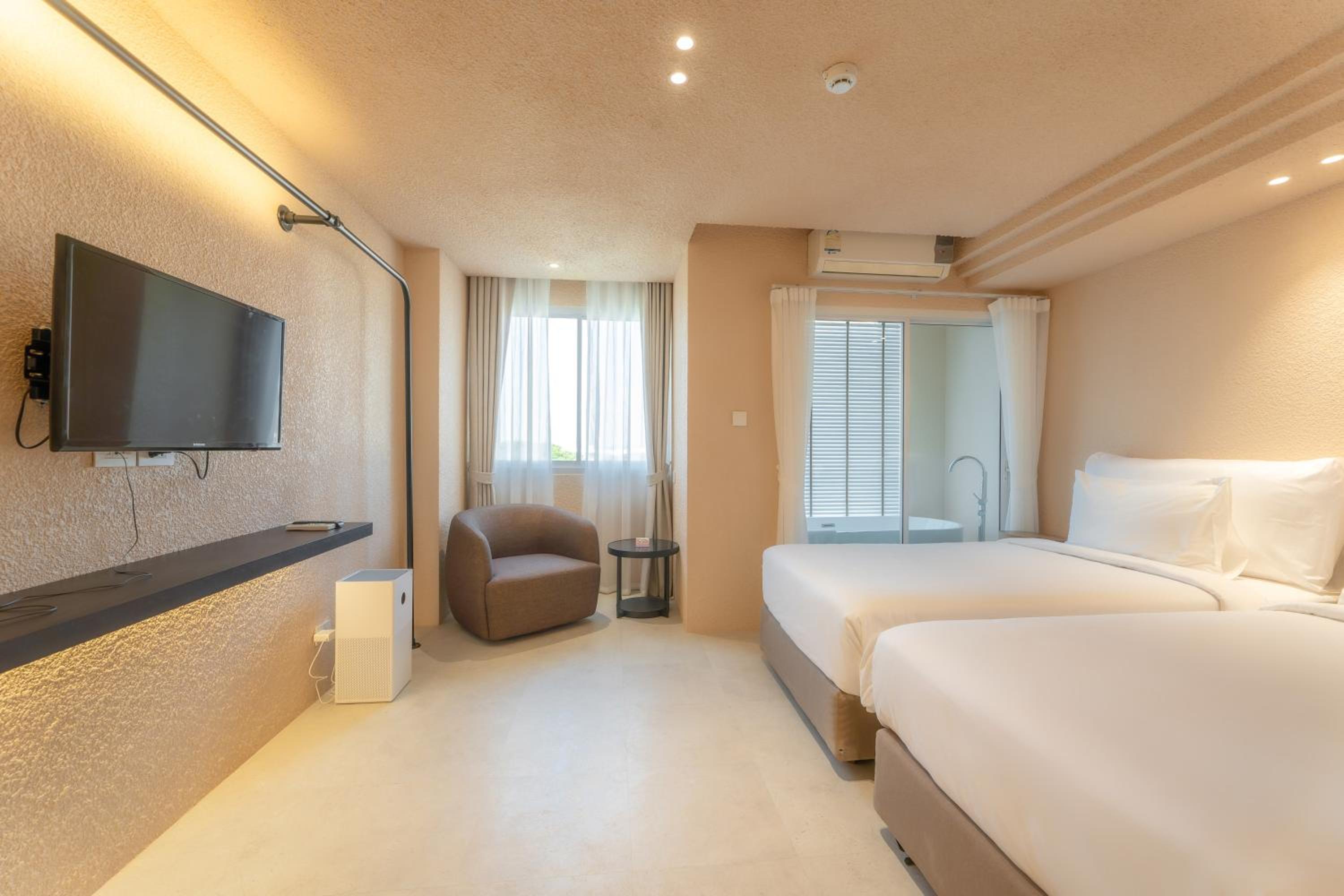 Deluxe City View with Bathtub - Photo 5