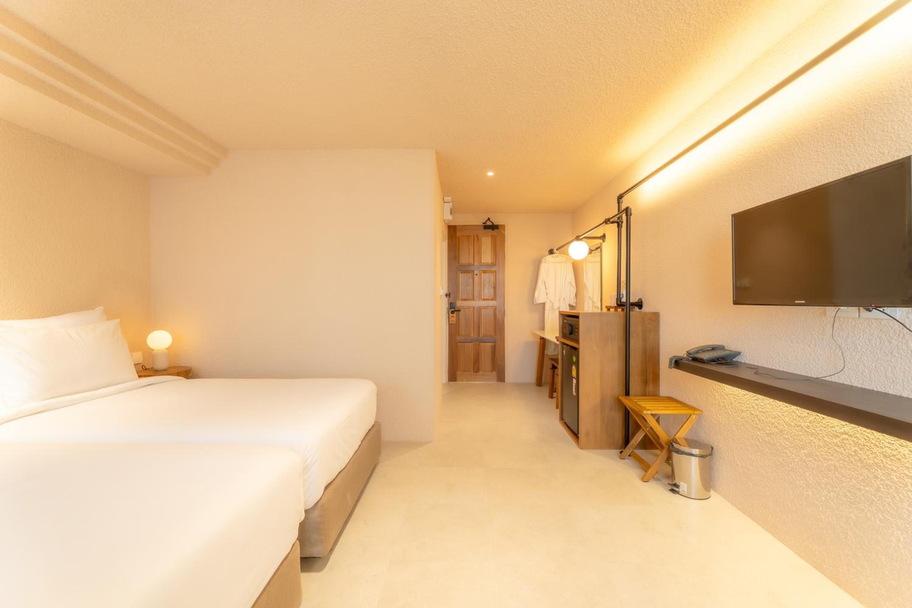 Deluxe City View with Bathtub - Photo 4