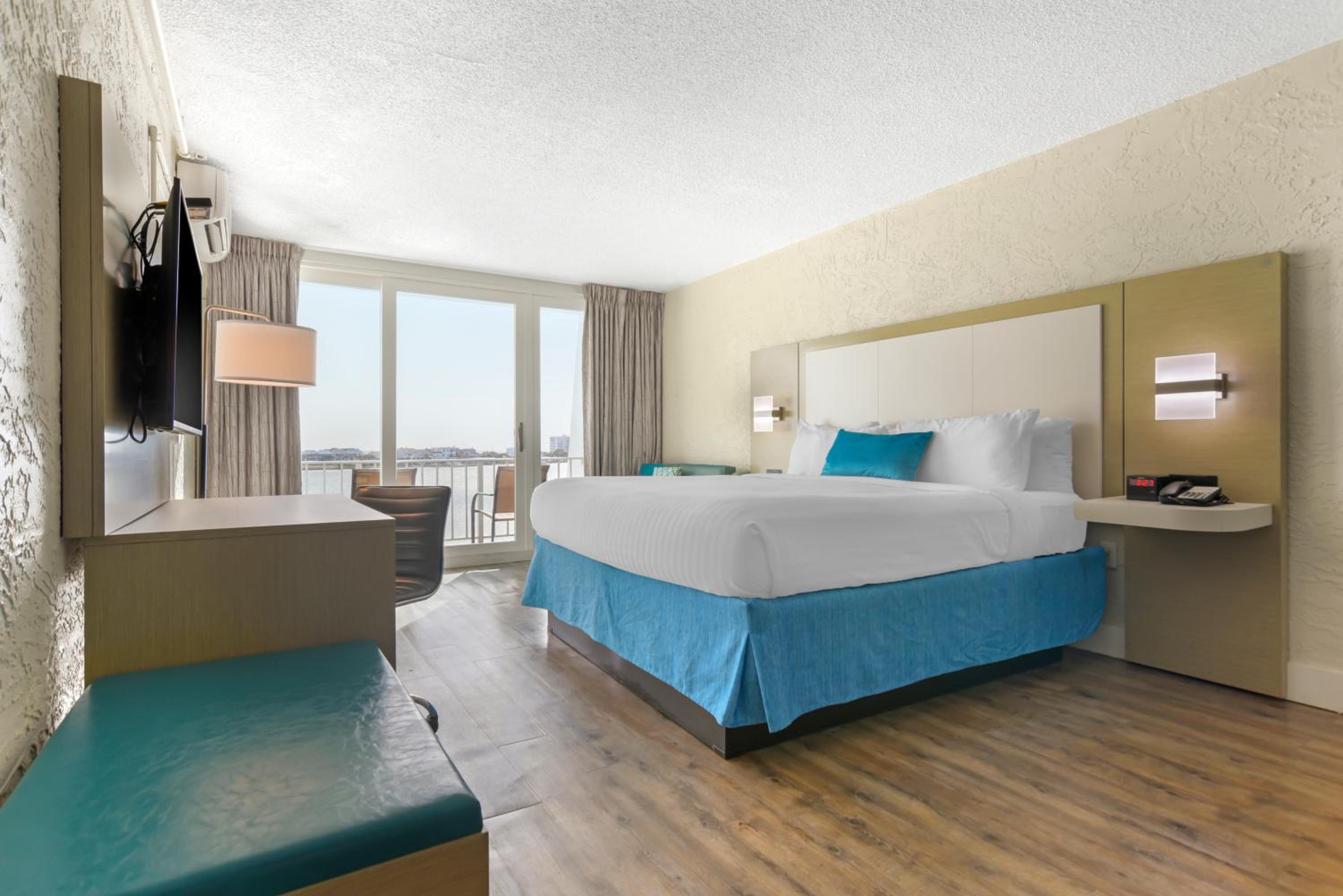 Standard King Room with Harbor View - Non-Smoking - Photo 11