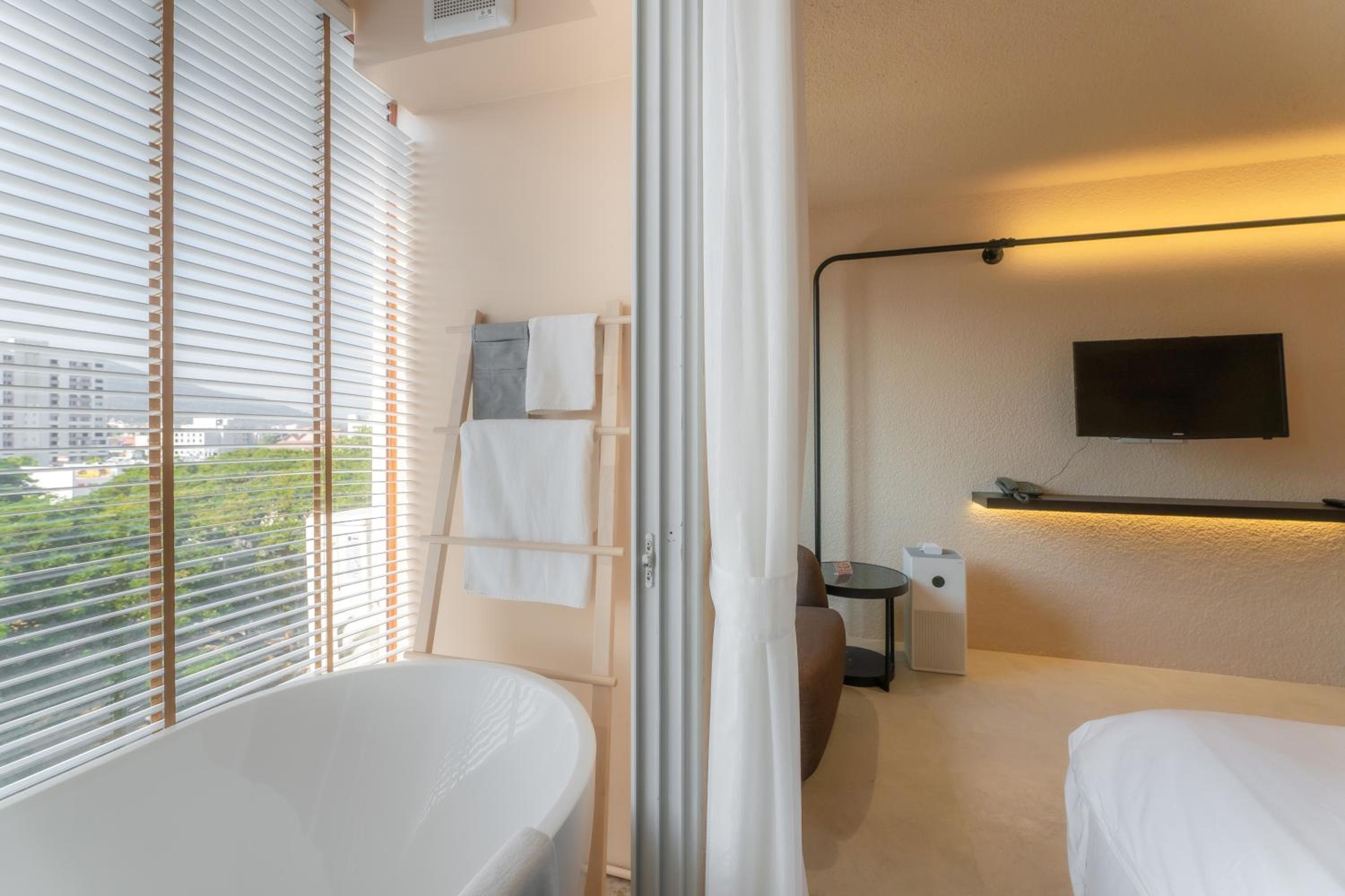 Deluxe Mountain View with Bathtub - Photo 13