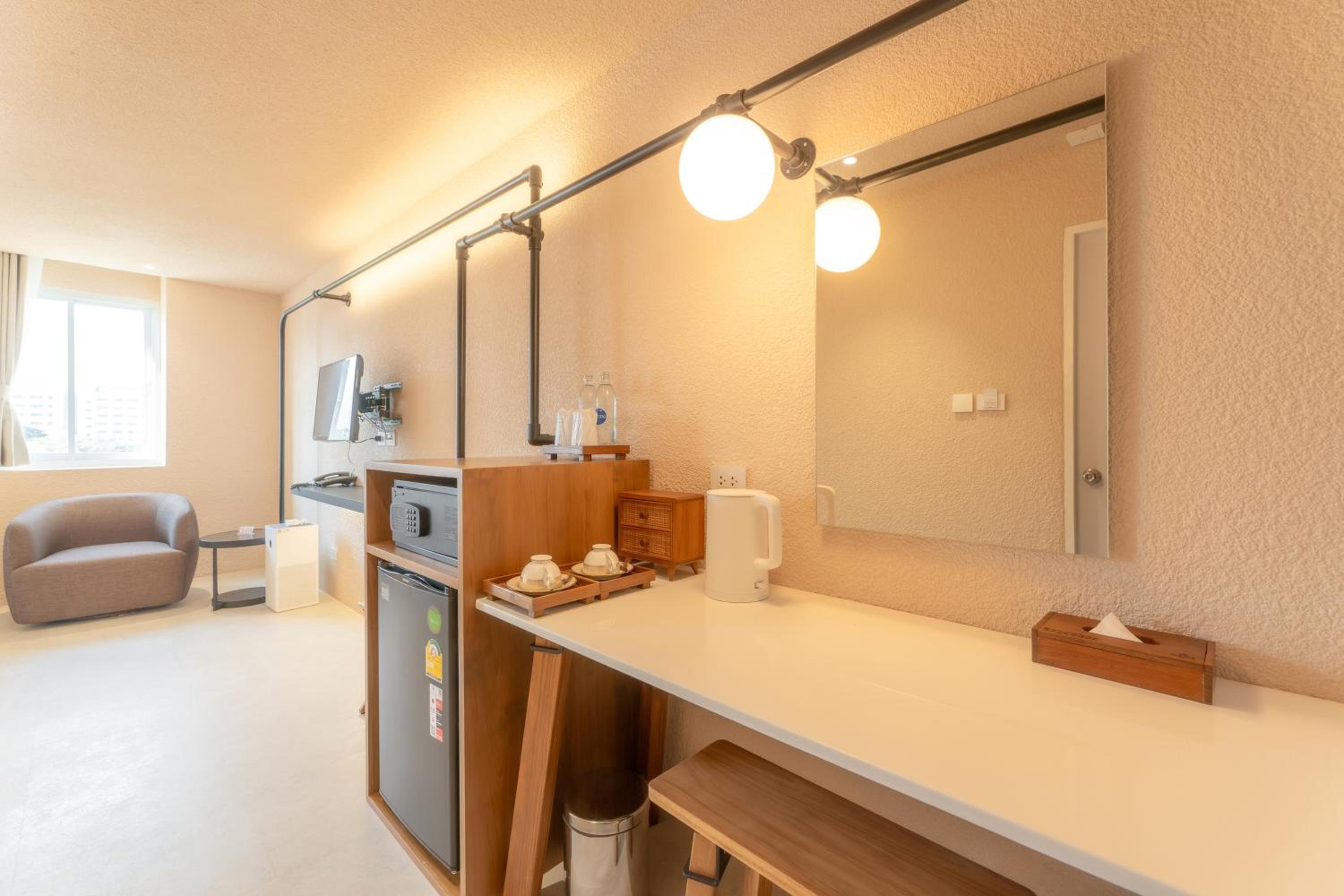 Deluxe Mountain View with Bathtub - Photo 10