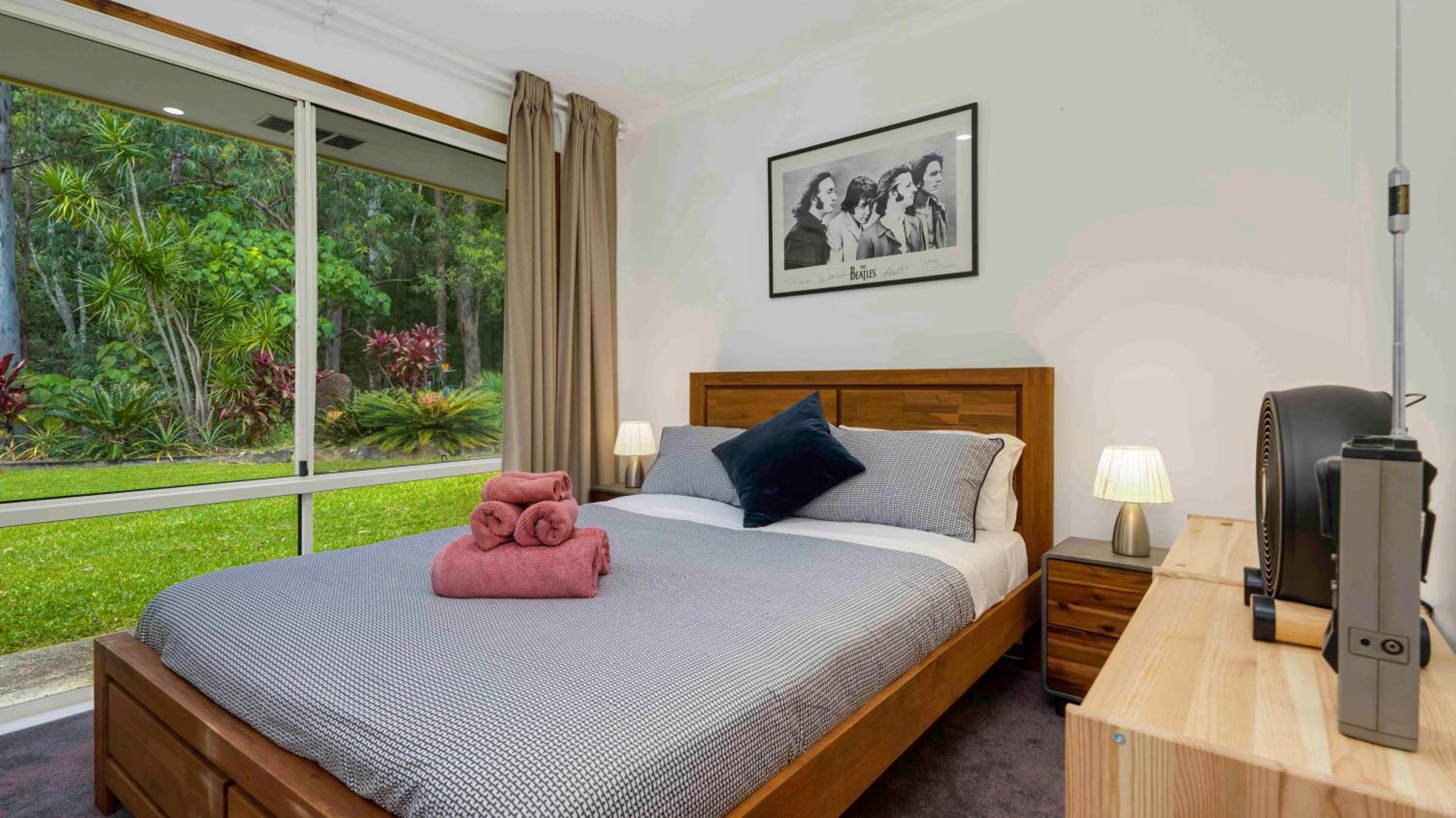 Five-Bedroom House photo 1