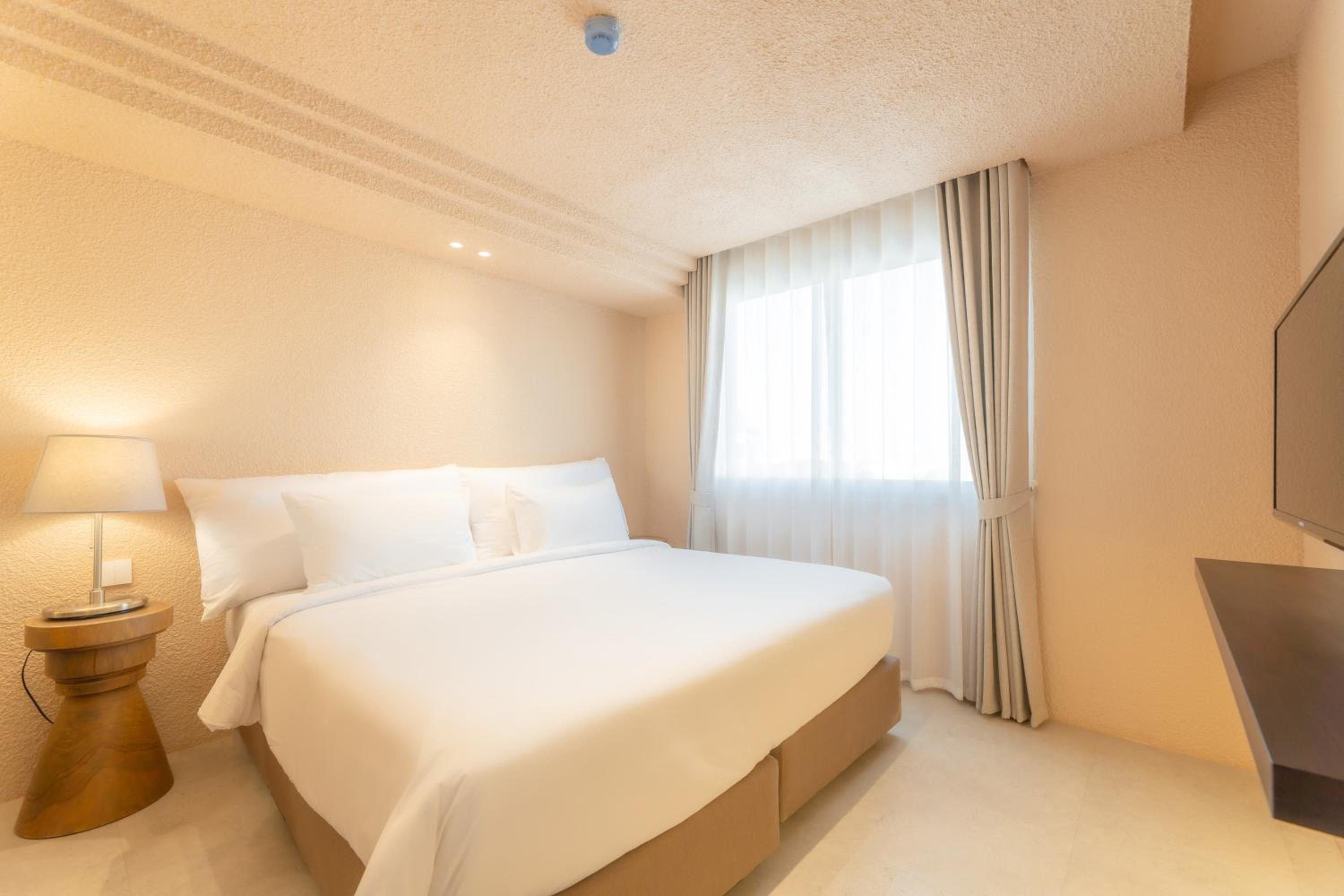 Suite City View with Bathtub - Photo 10