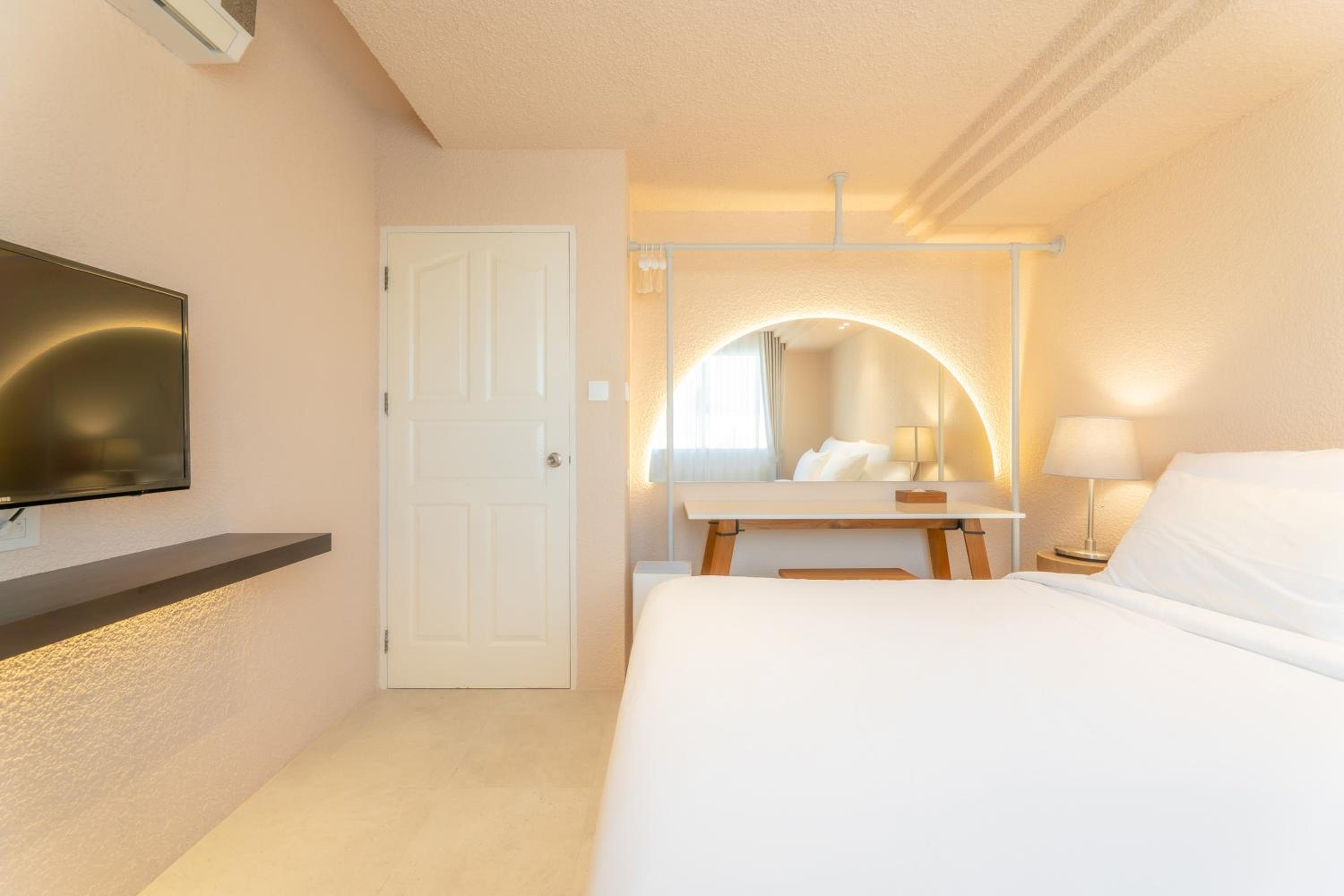 Suite City View with Bathtub - Photo 9