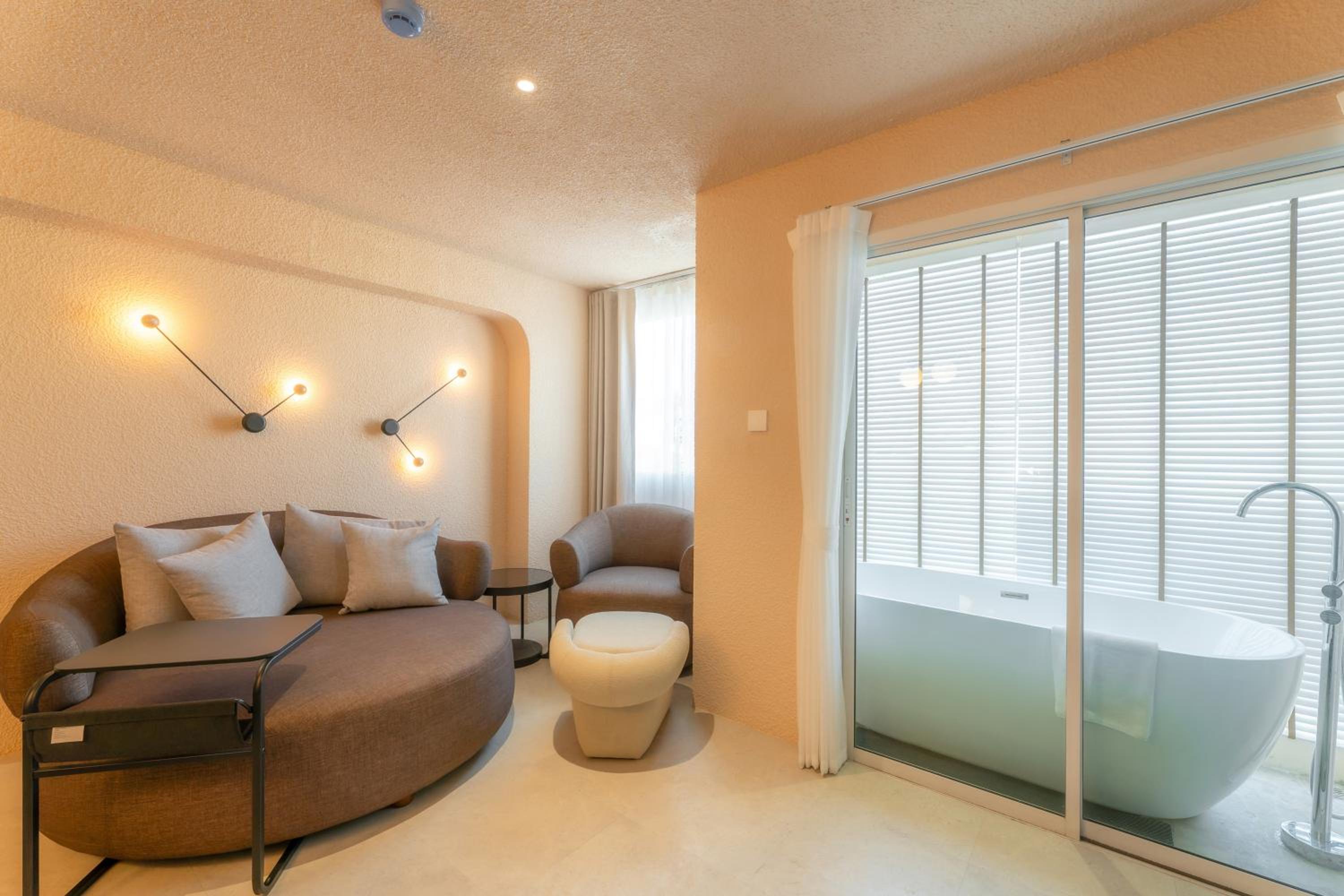 Suite City View with Bathtub - Photo 1