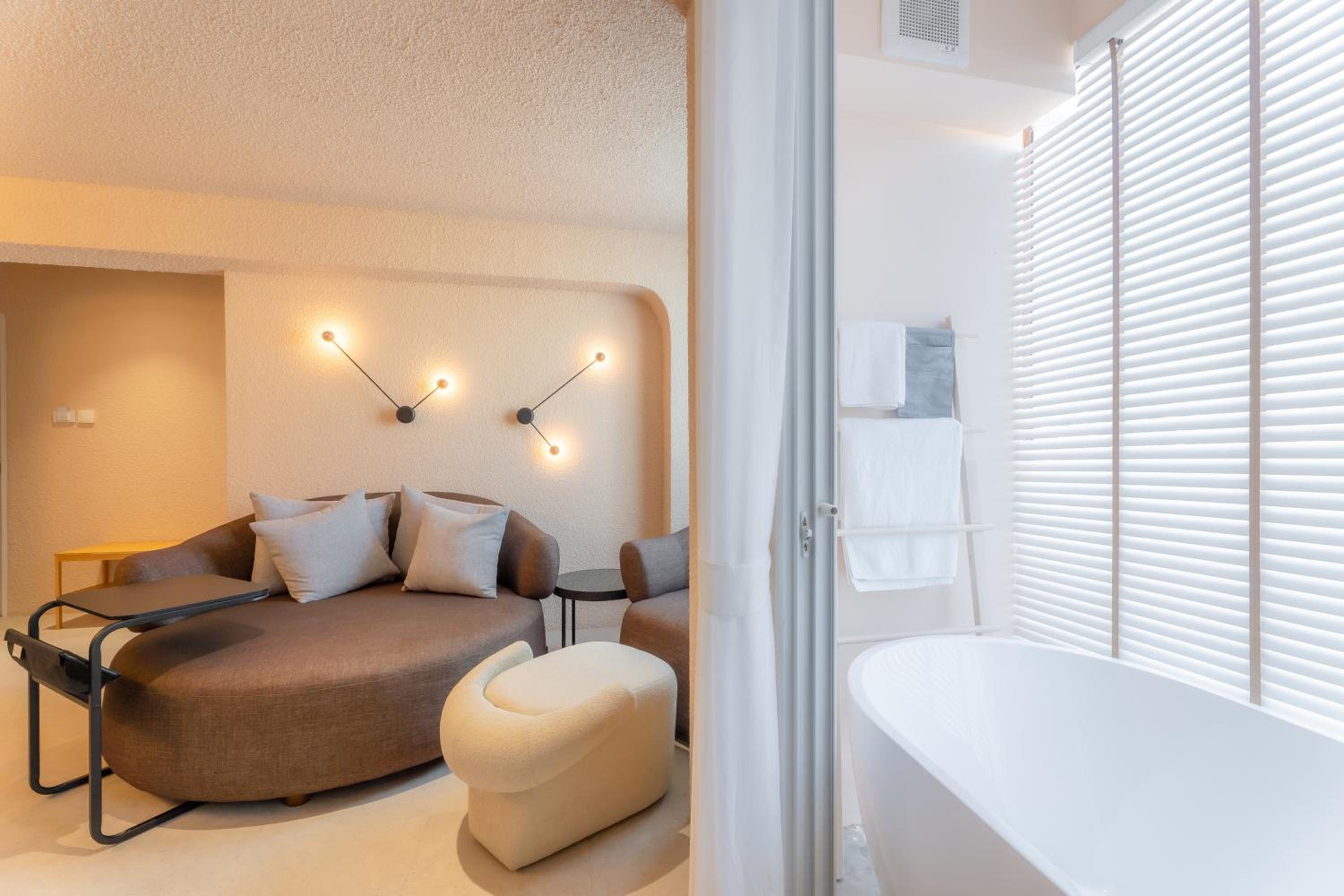 Suite City View with Bathtub - Photo 14