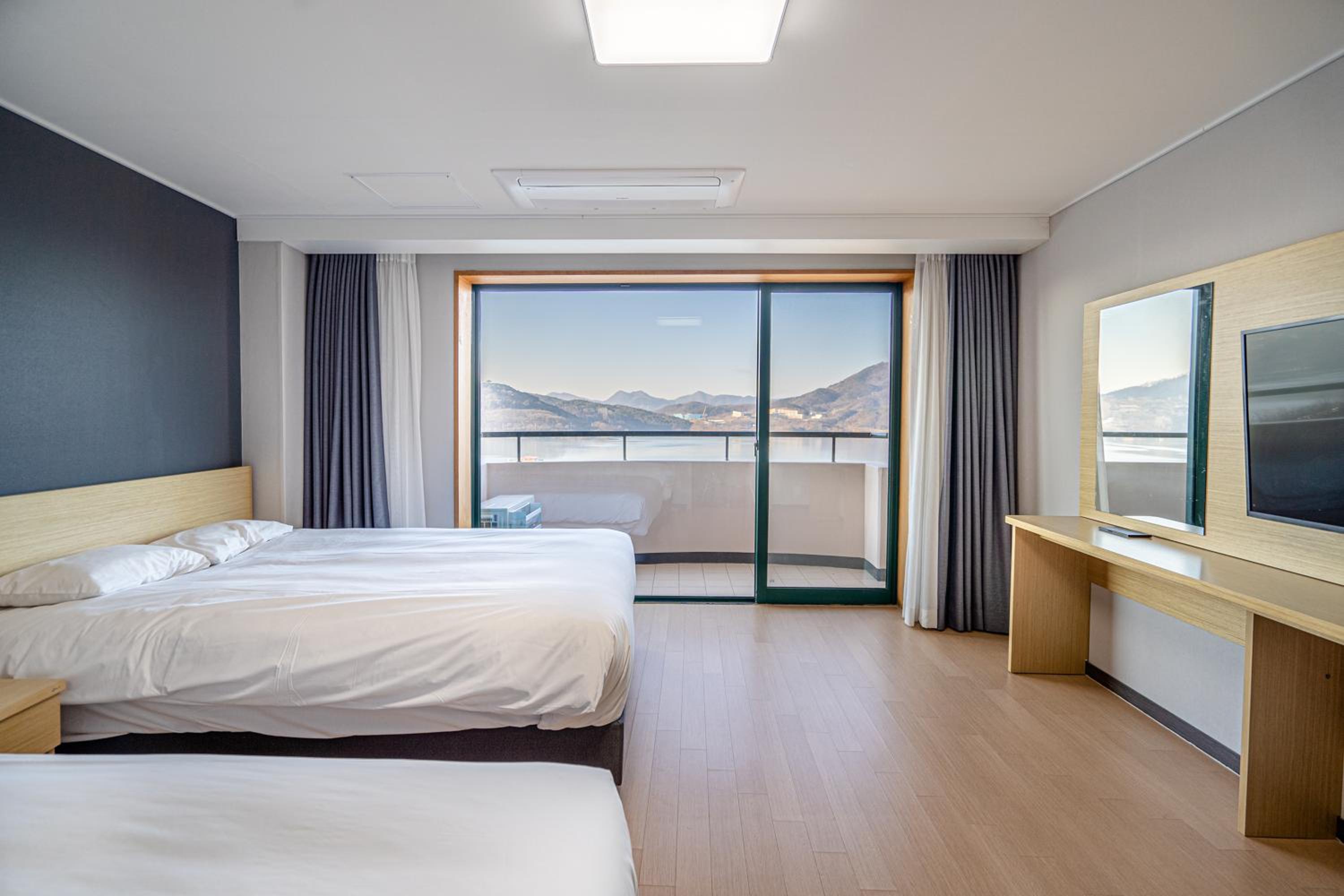 Superior Twin Room - Lake View photo 3