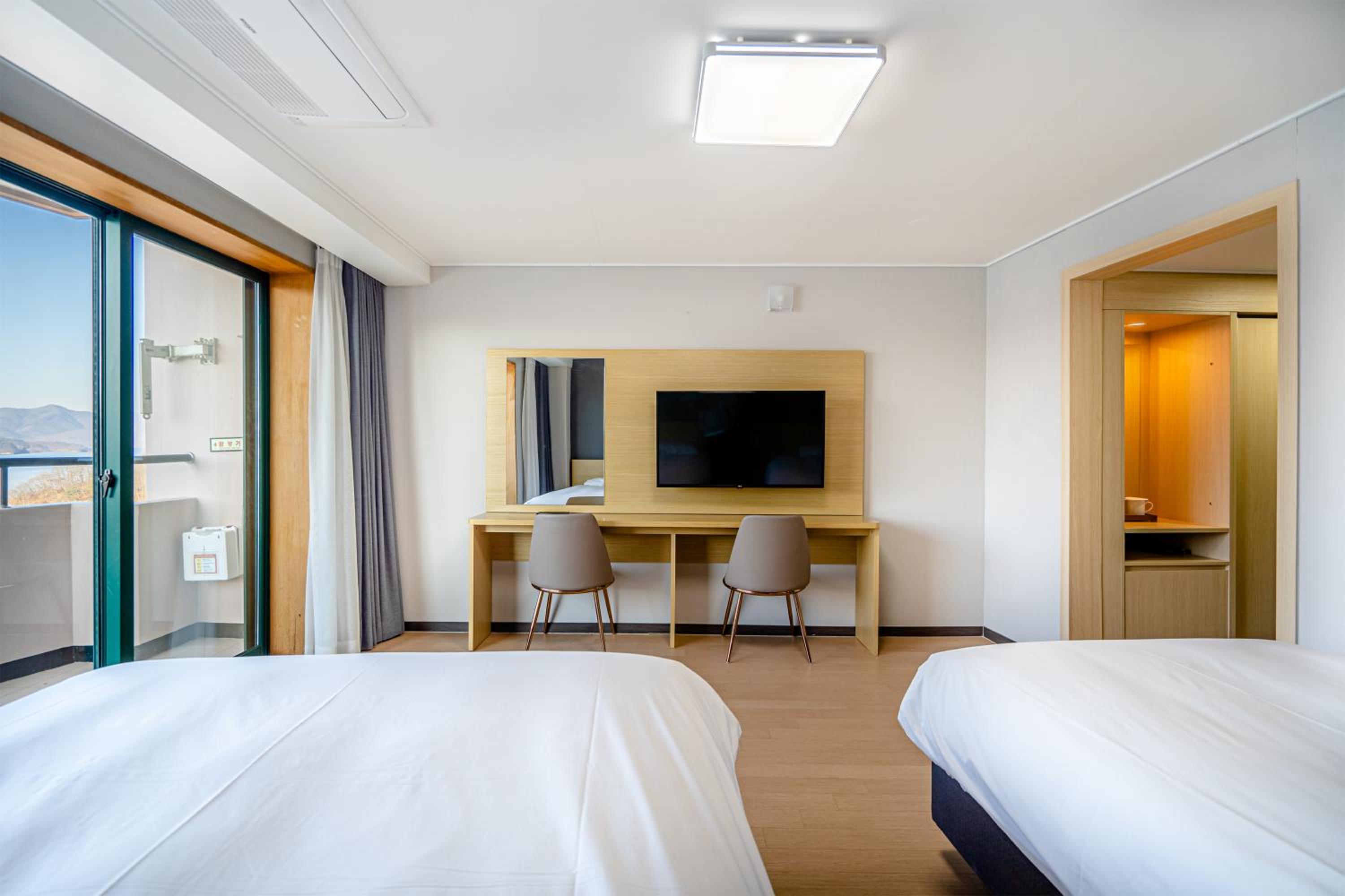 Superior Twin Room - Lake View photo 2