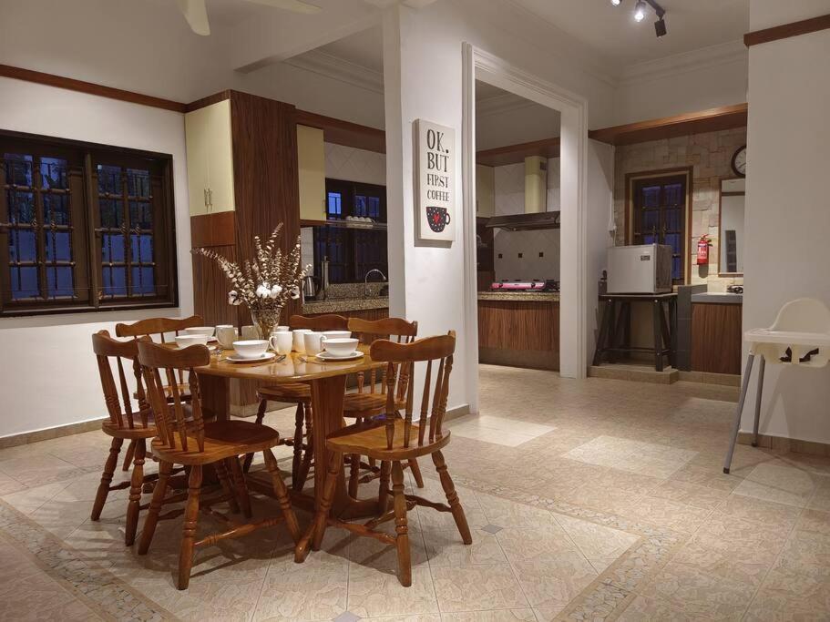 Six-Bedroom House photo 1
