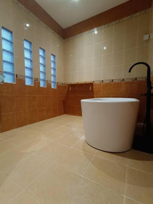 Six-Bedroom House photo 3