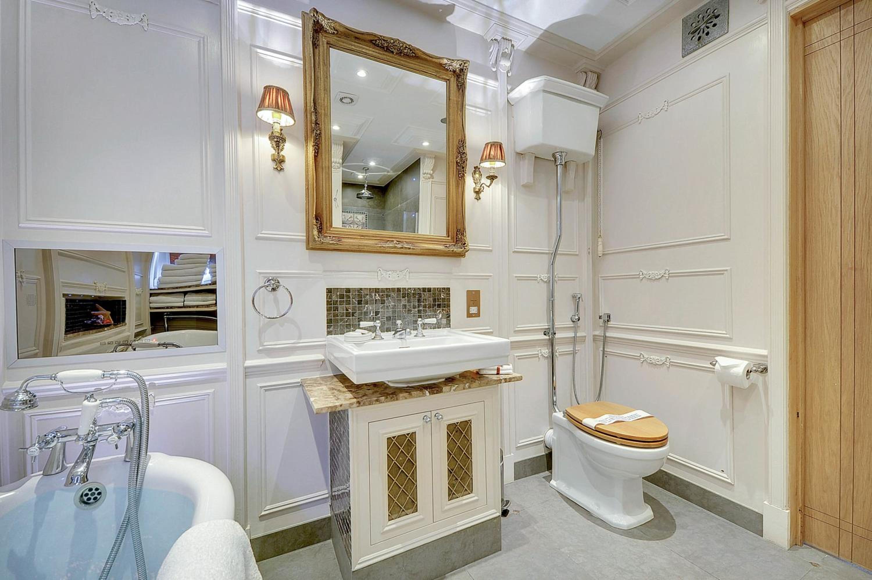 Four-Bedroom Apartment with One Bathroom - Photo 2