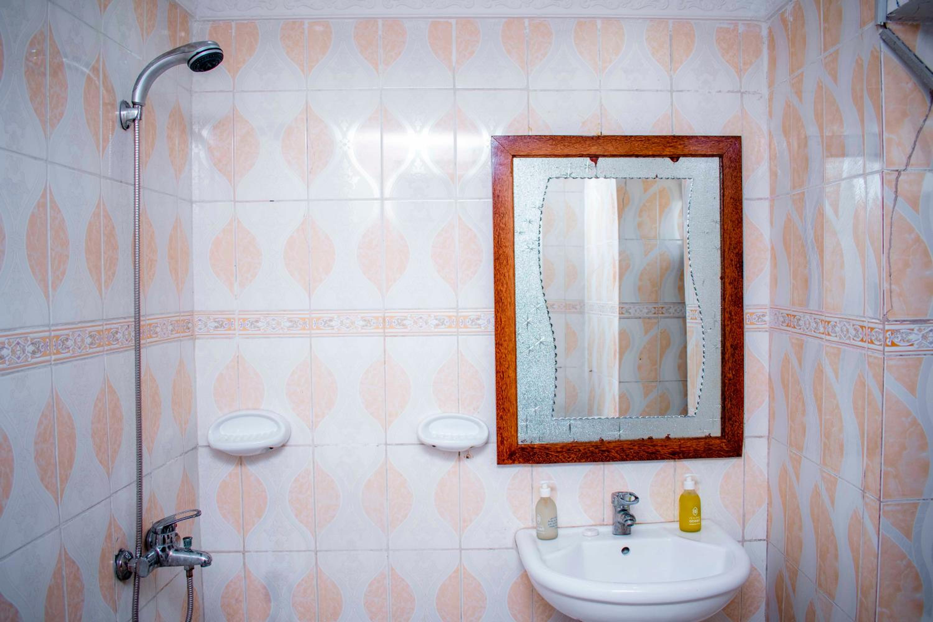 Deluxe Double Room with Bath - Photo 13