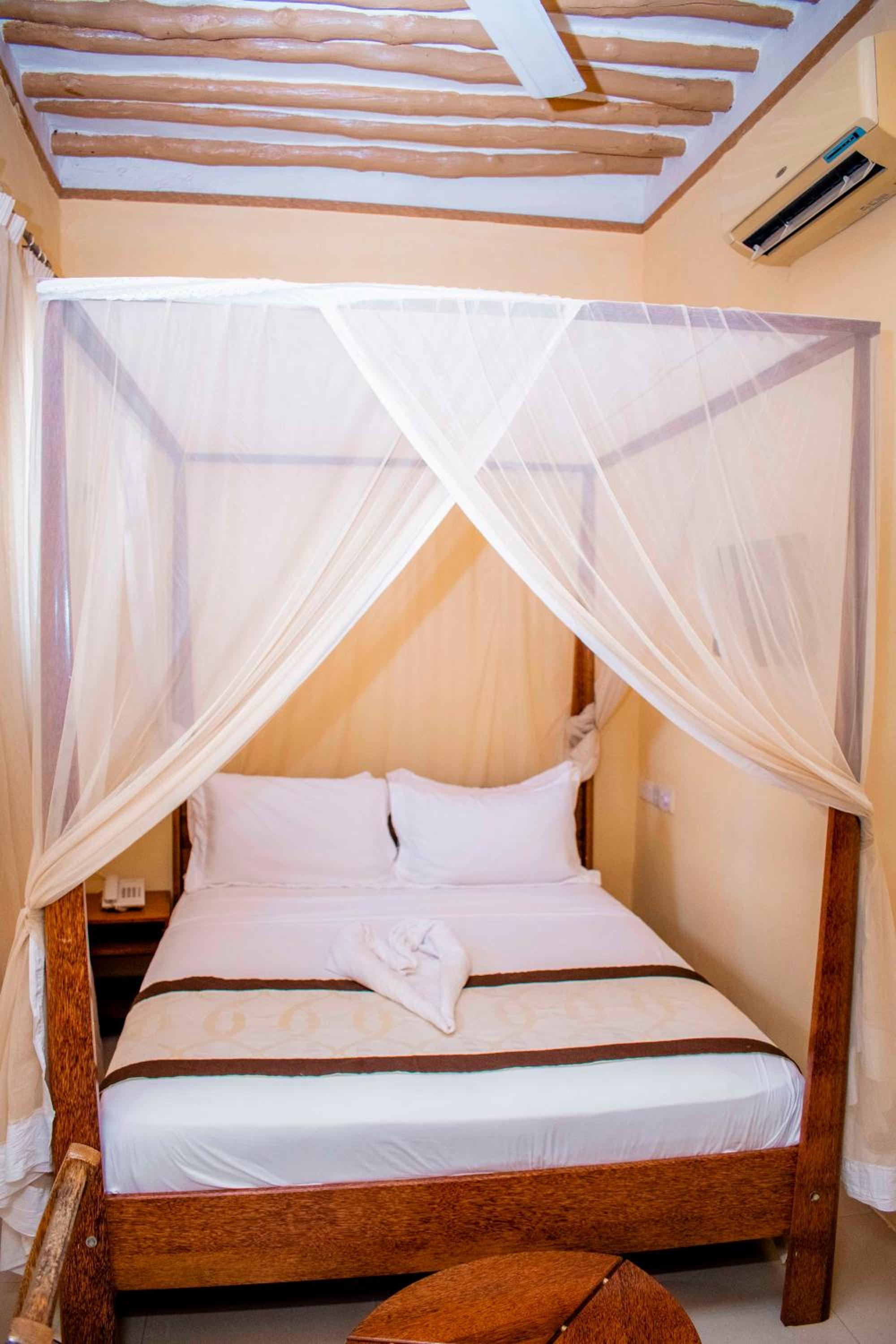 Deluxe Double Room with Bath - Photo 15