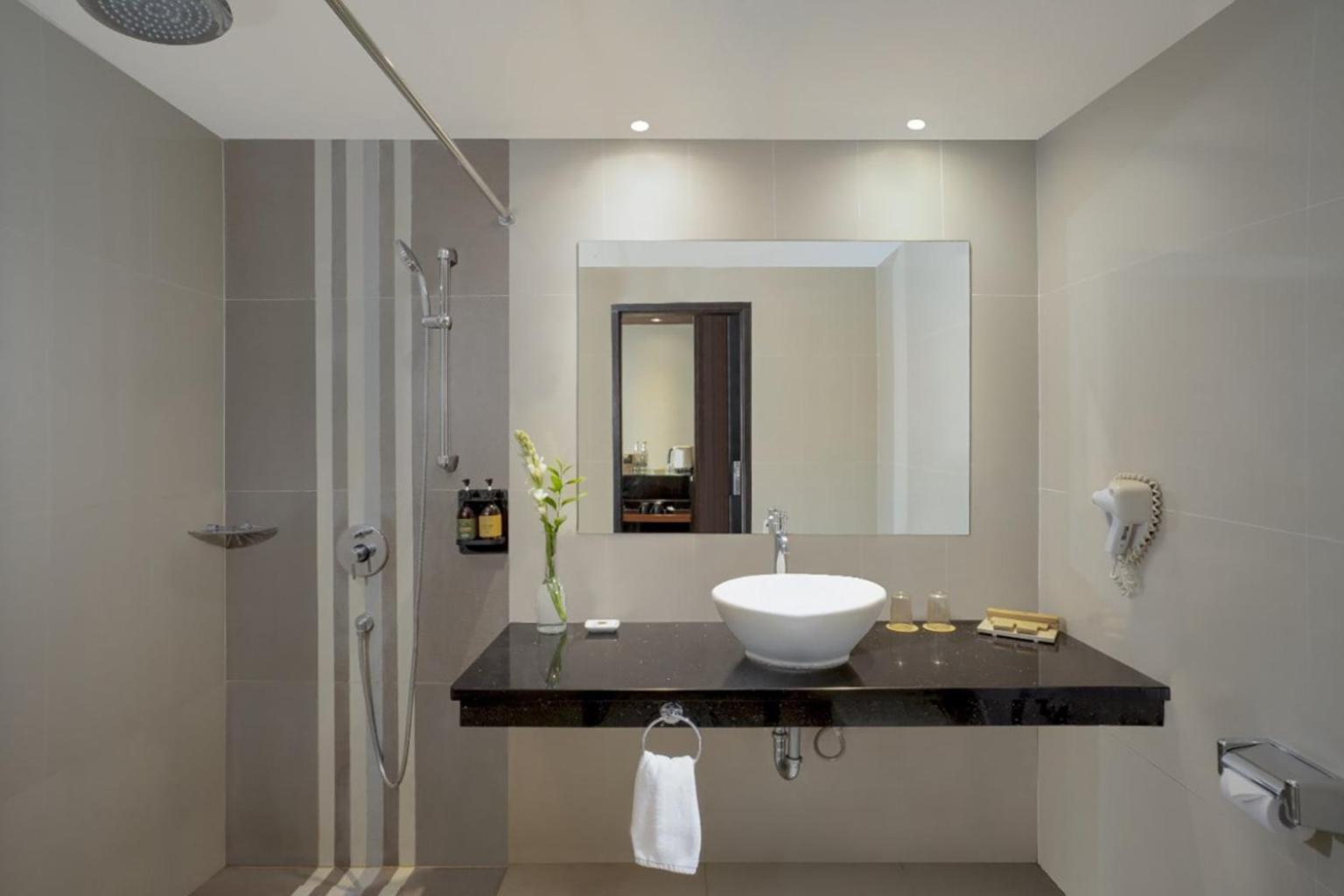 Deluxe King Room with Pool Access photo 3