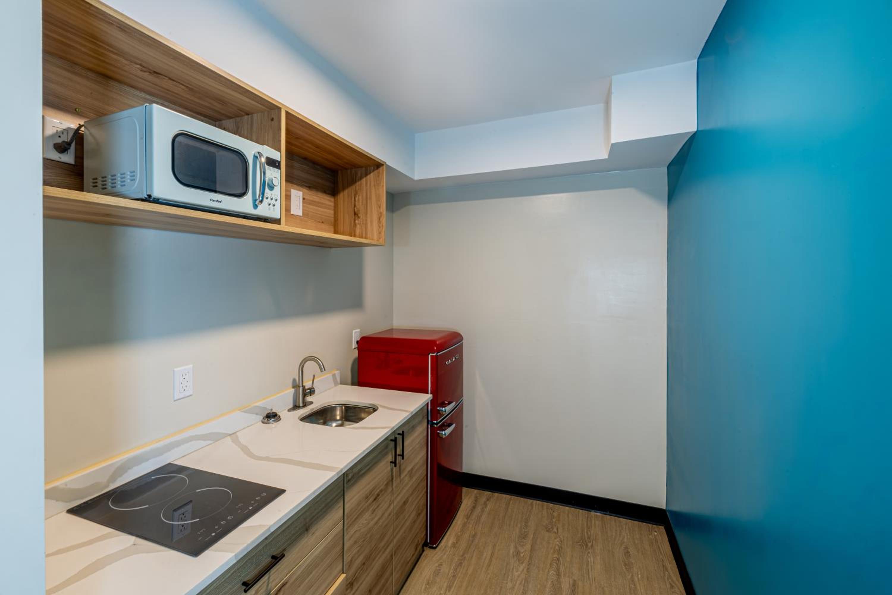 King Bed with Kitchenette - Photo 3