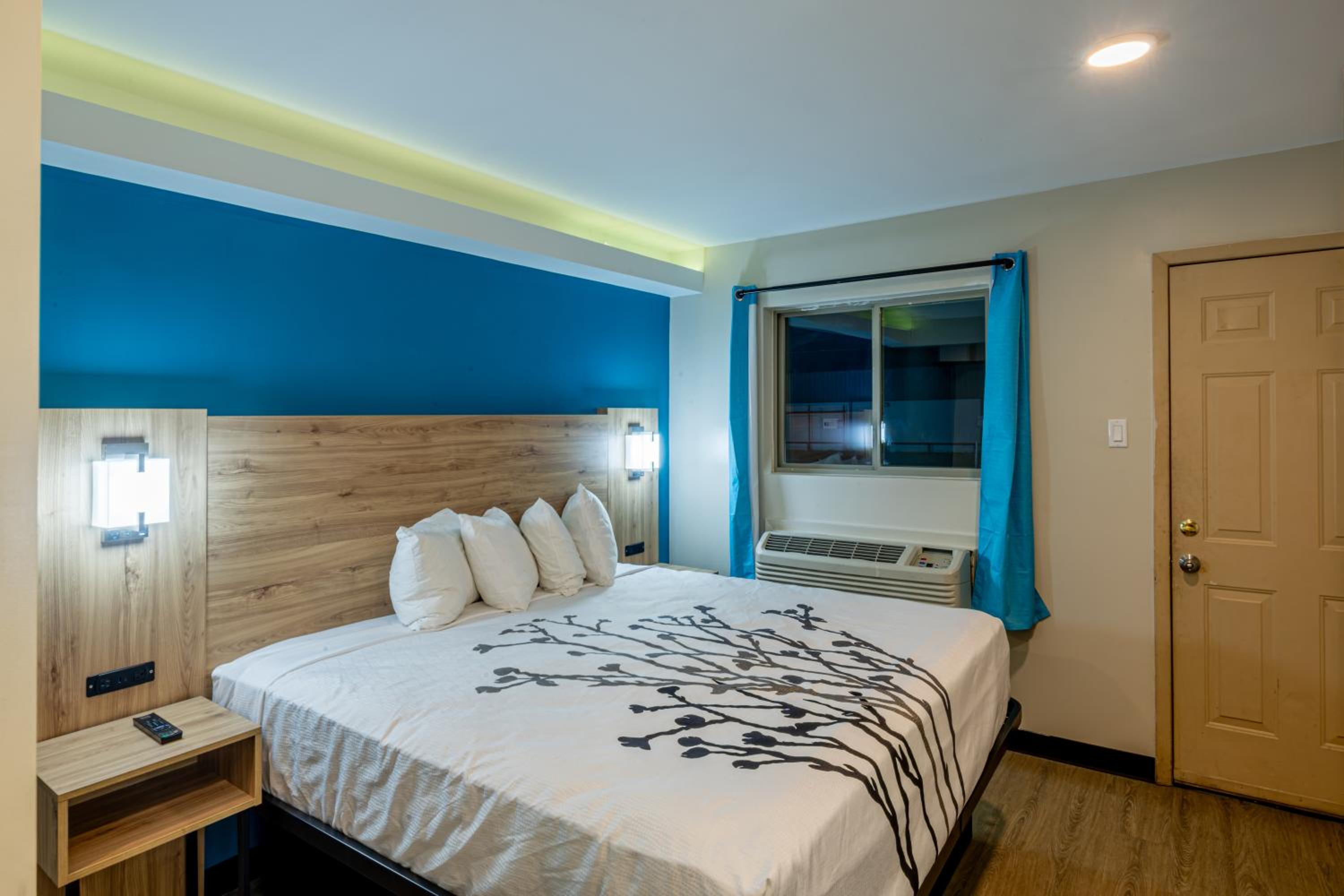 King Bed with Kitchenette - Photo 2