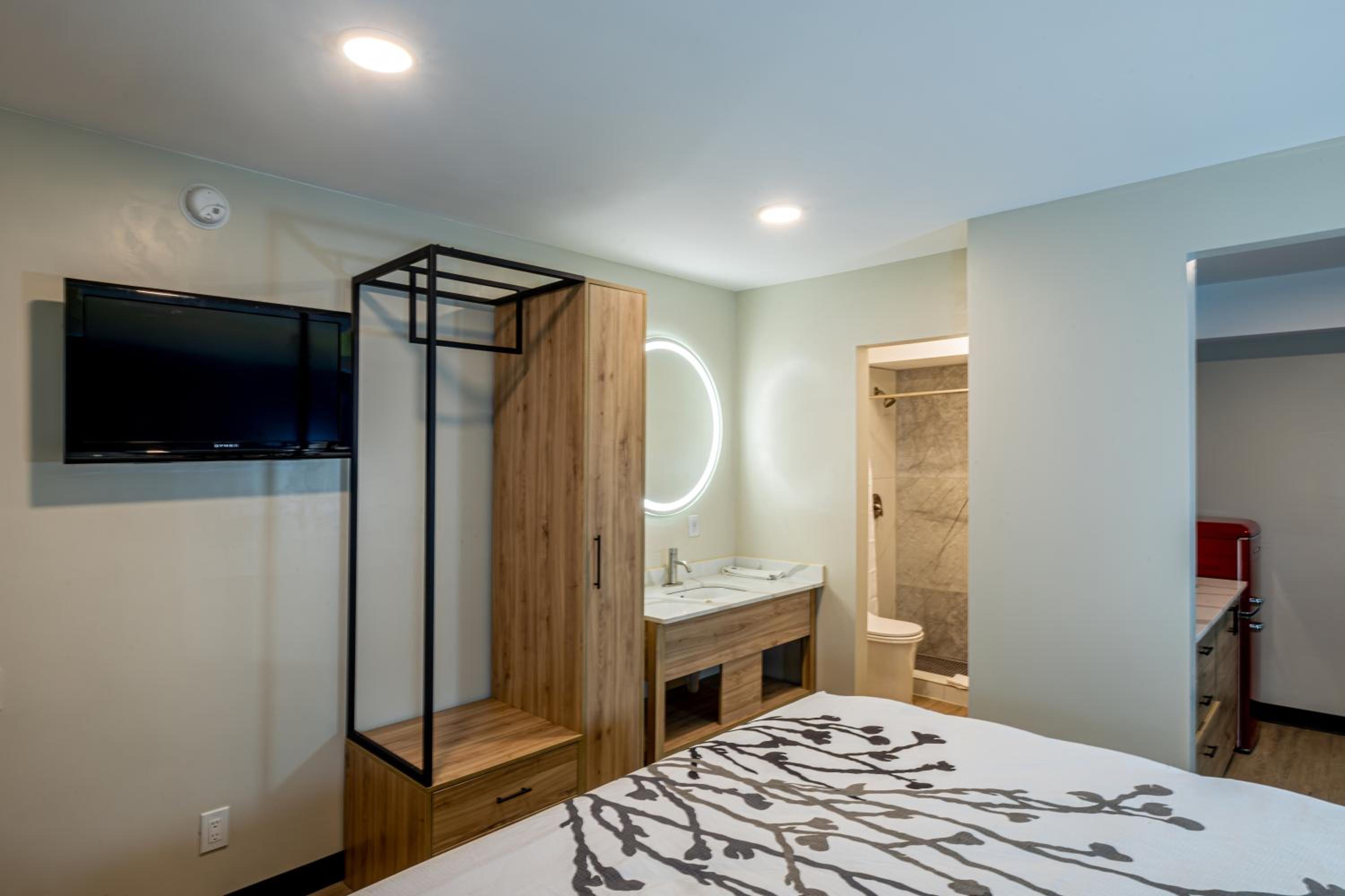 King Bed with Kitchenette - Photo 6