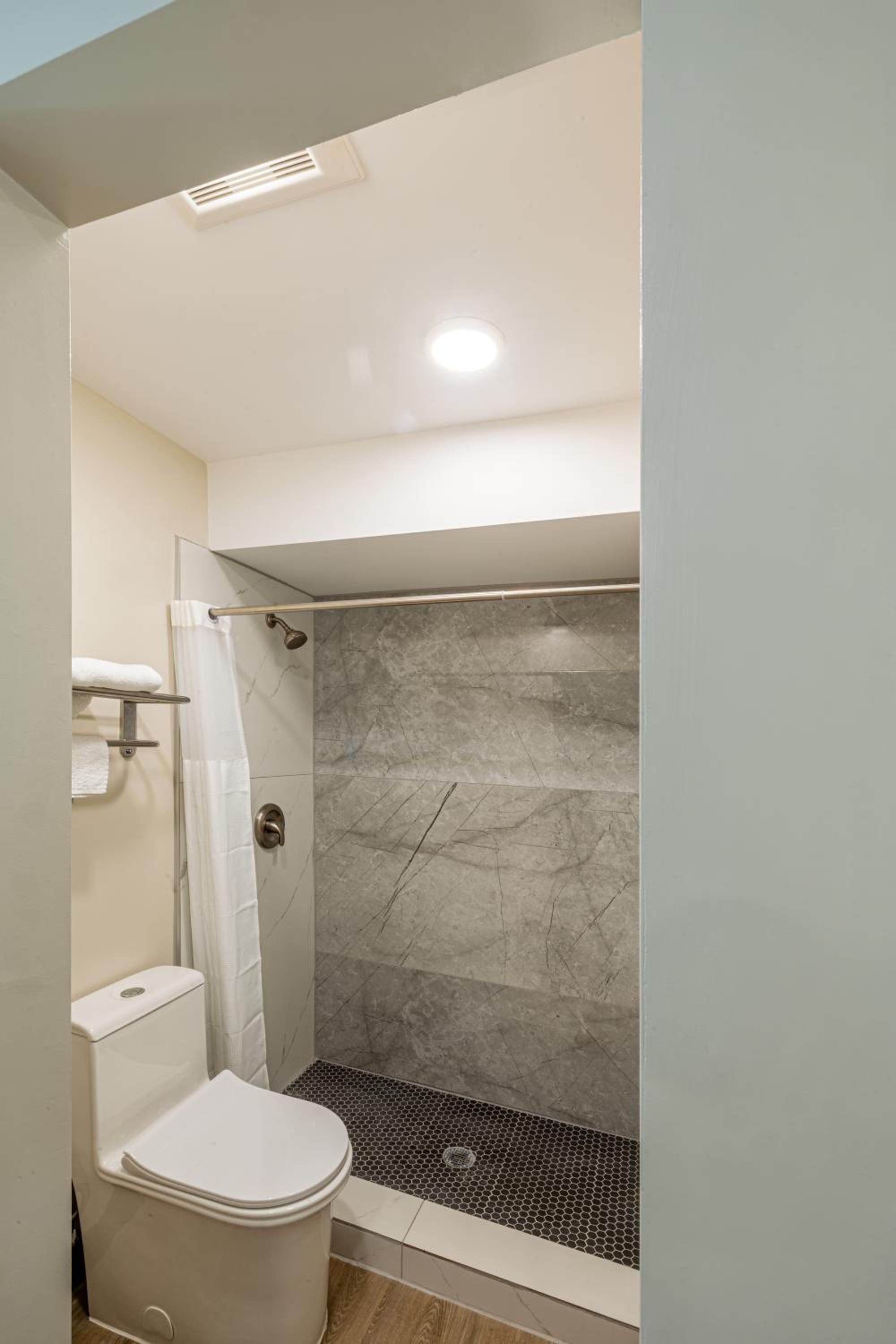 King Bed with Kitchenette - Photo 7
