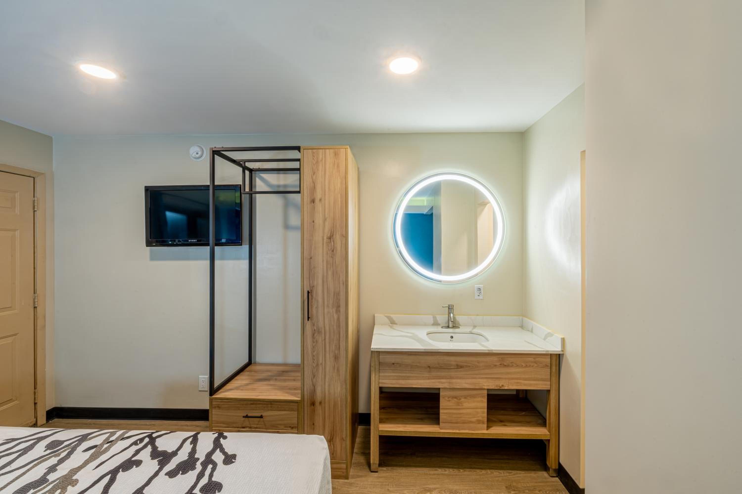 King Bed with Kitchenette - Photo 5
