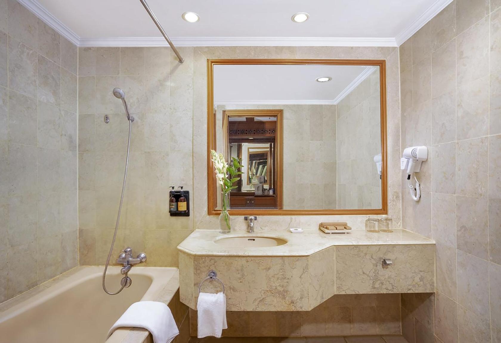 Executive Twin Room with Pool View photo 3