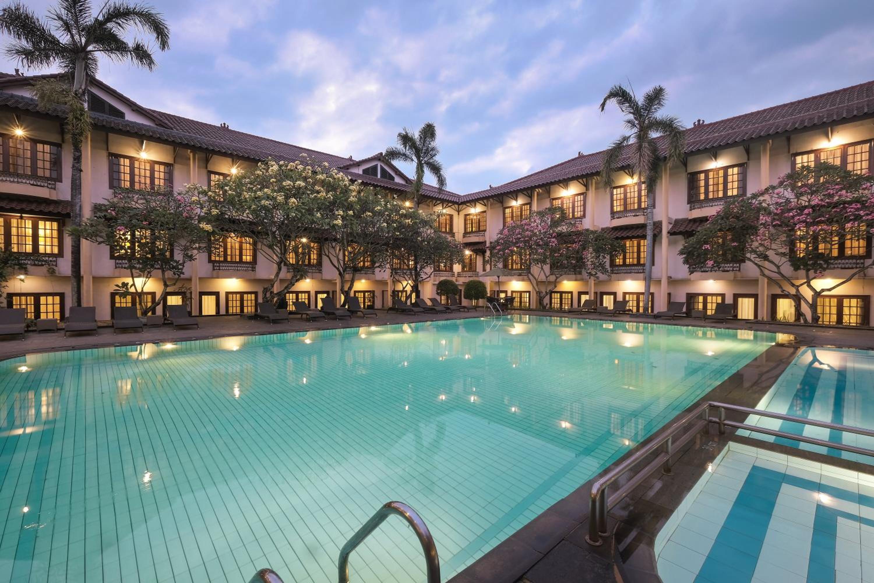 Executive Twin Room with Pool View photo 2
