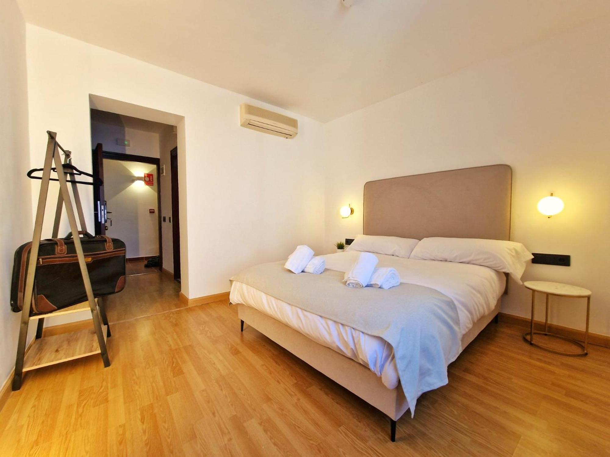 Standard Queen Room - Photo 9