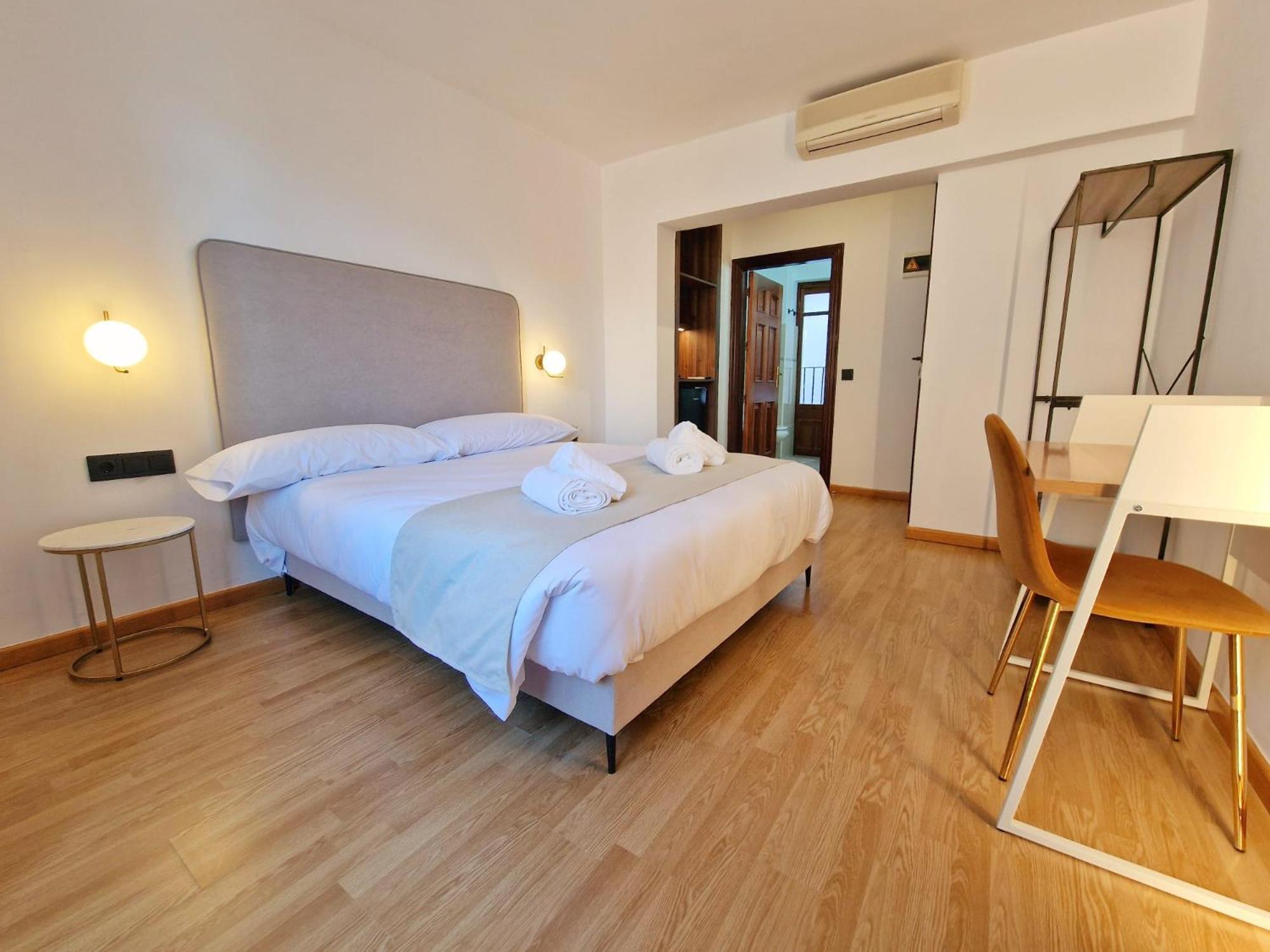 Standard Queen Room - Photo 7