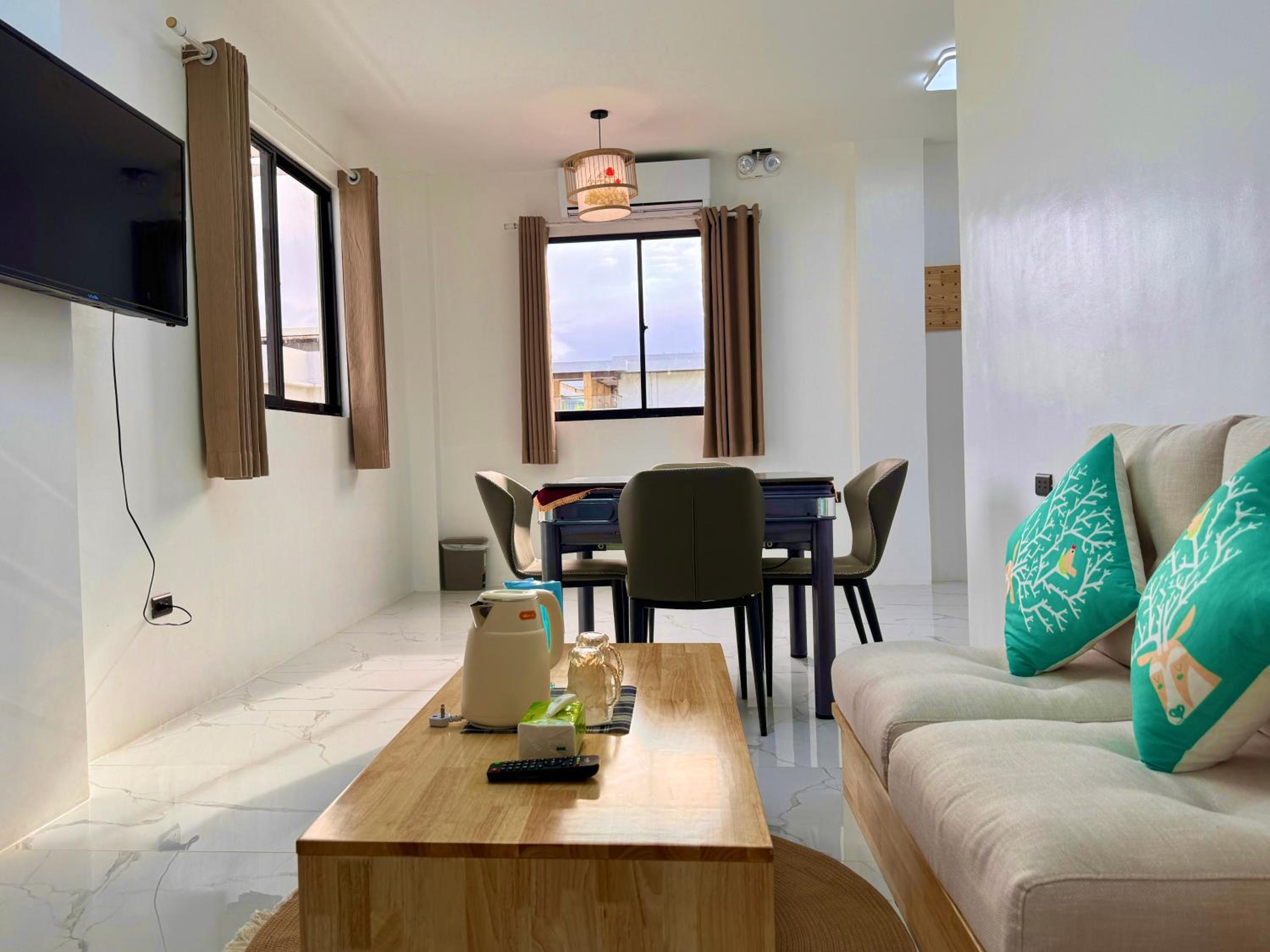 Suite - Photo 1
