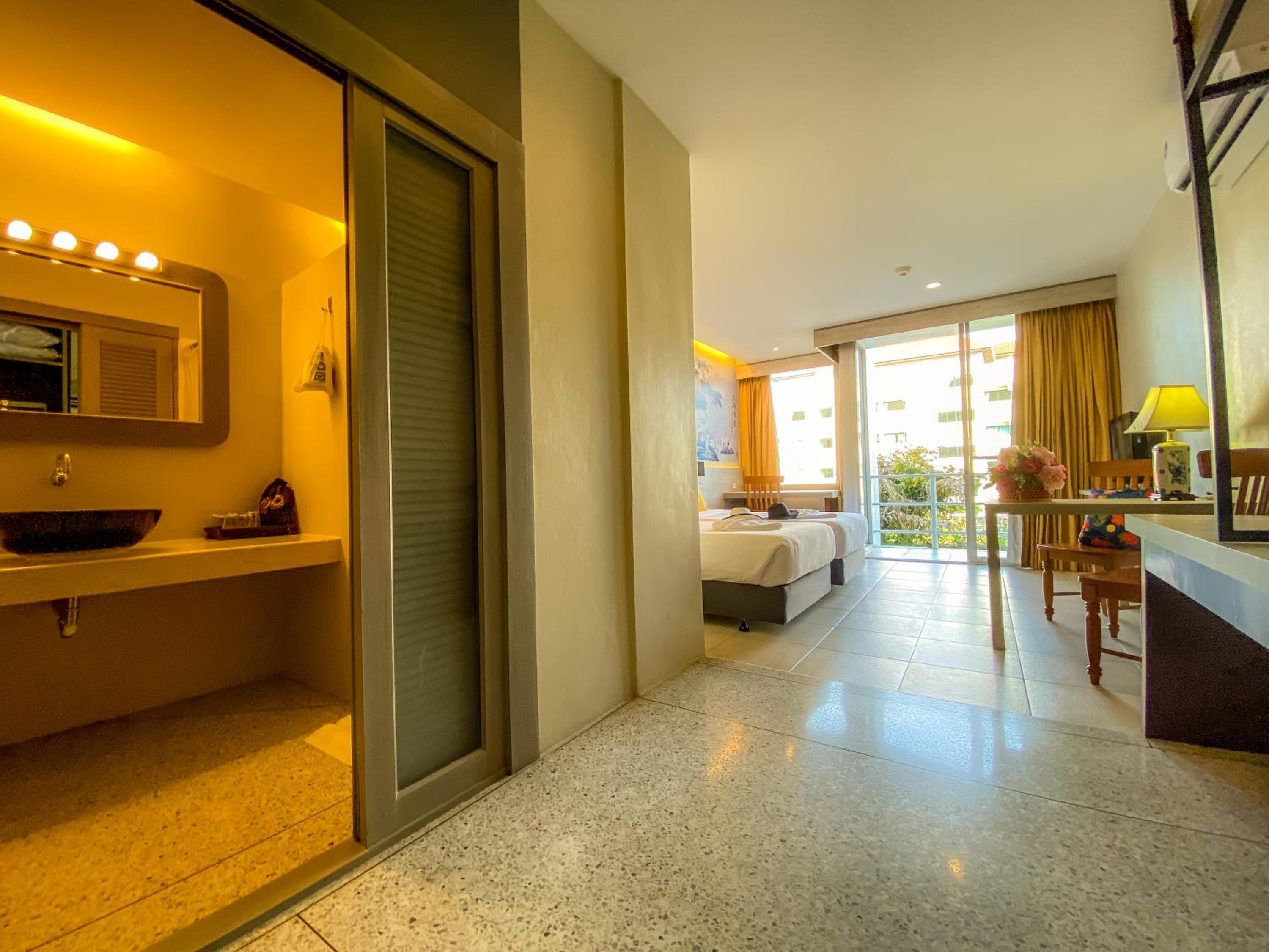 Double or Twin Room with Balcony - Photo 2
