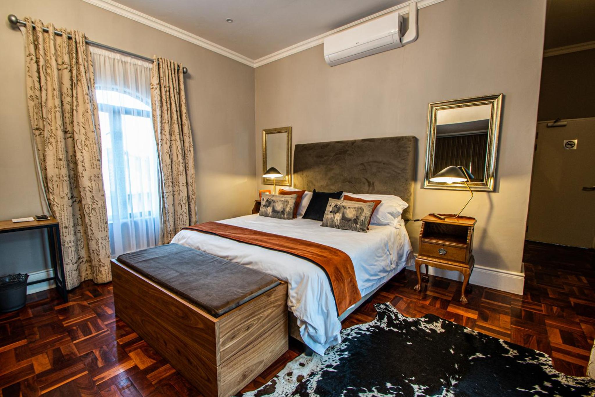 Executive Suite - Photo 13