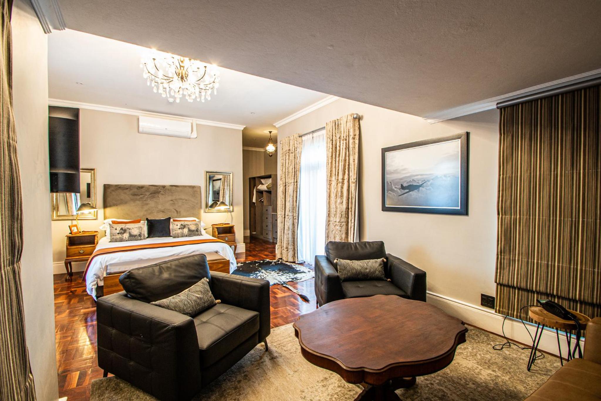 Executive Suite - Photo 15
