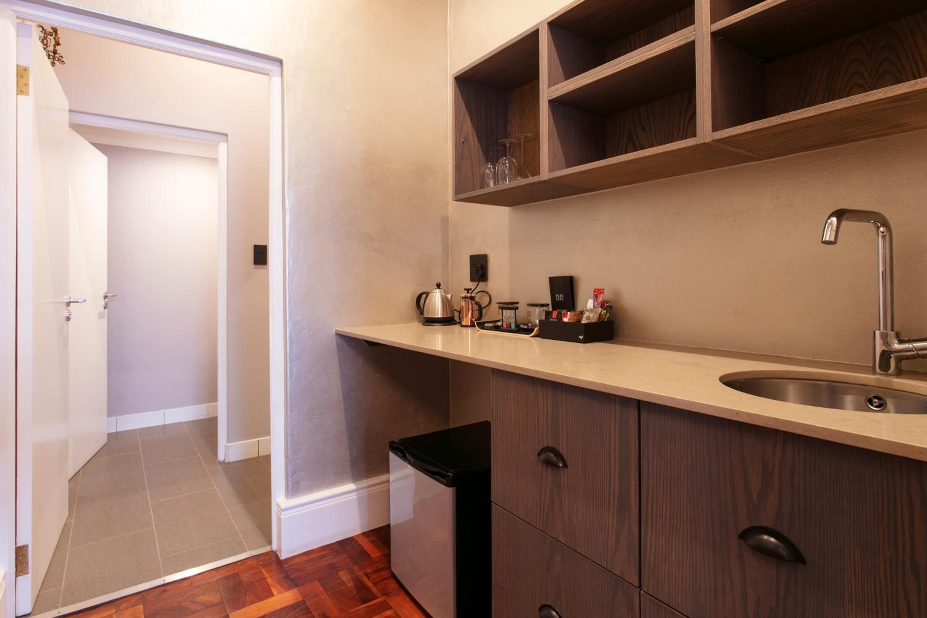 Executive Suite - Photo 12