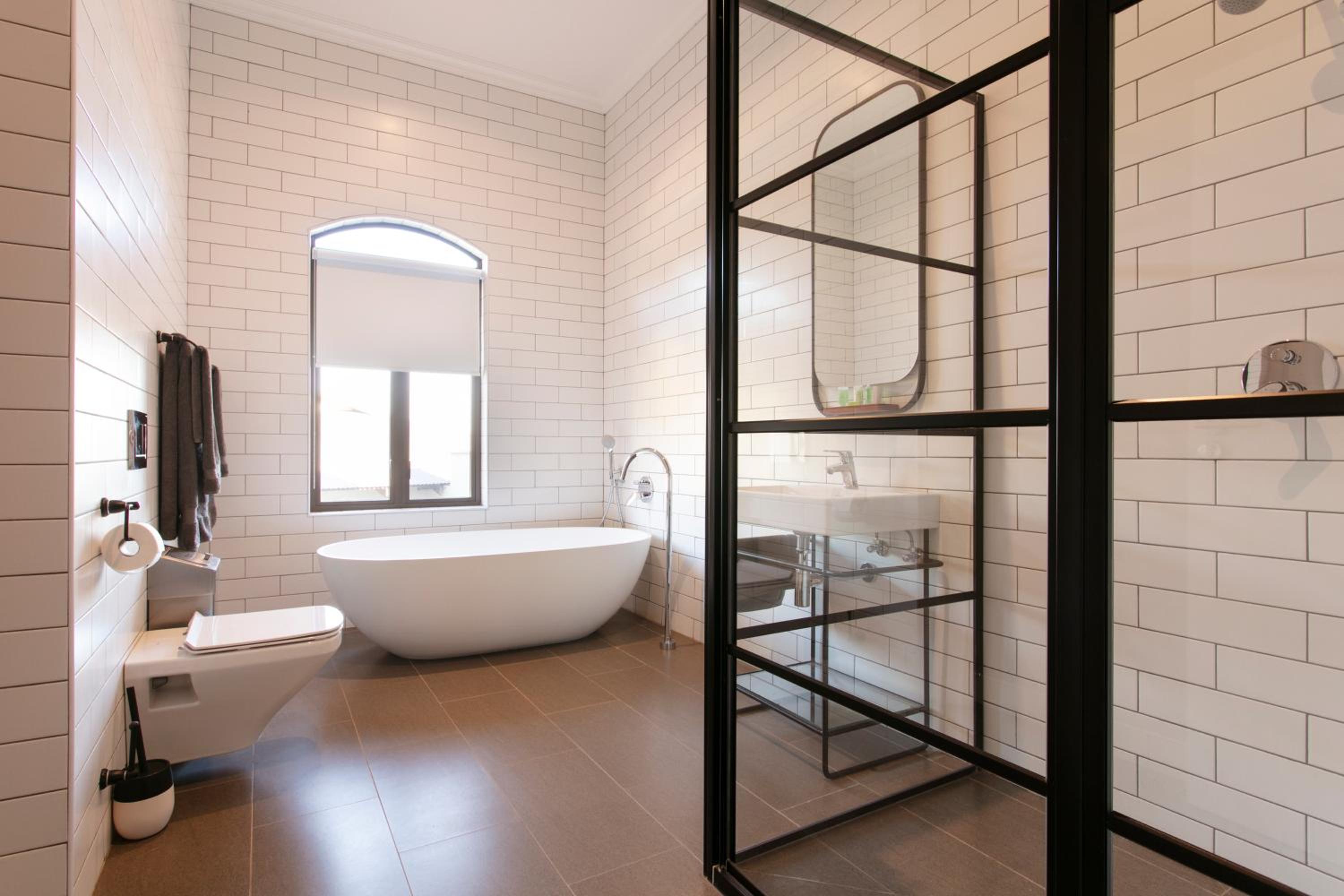 Executive Suite - Photo 17