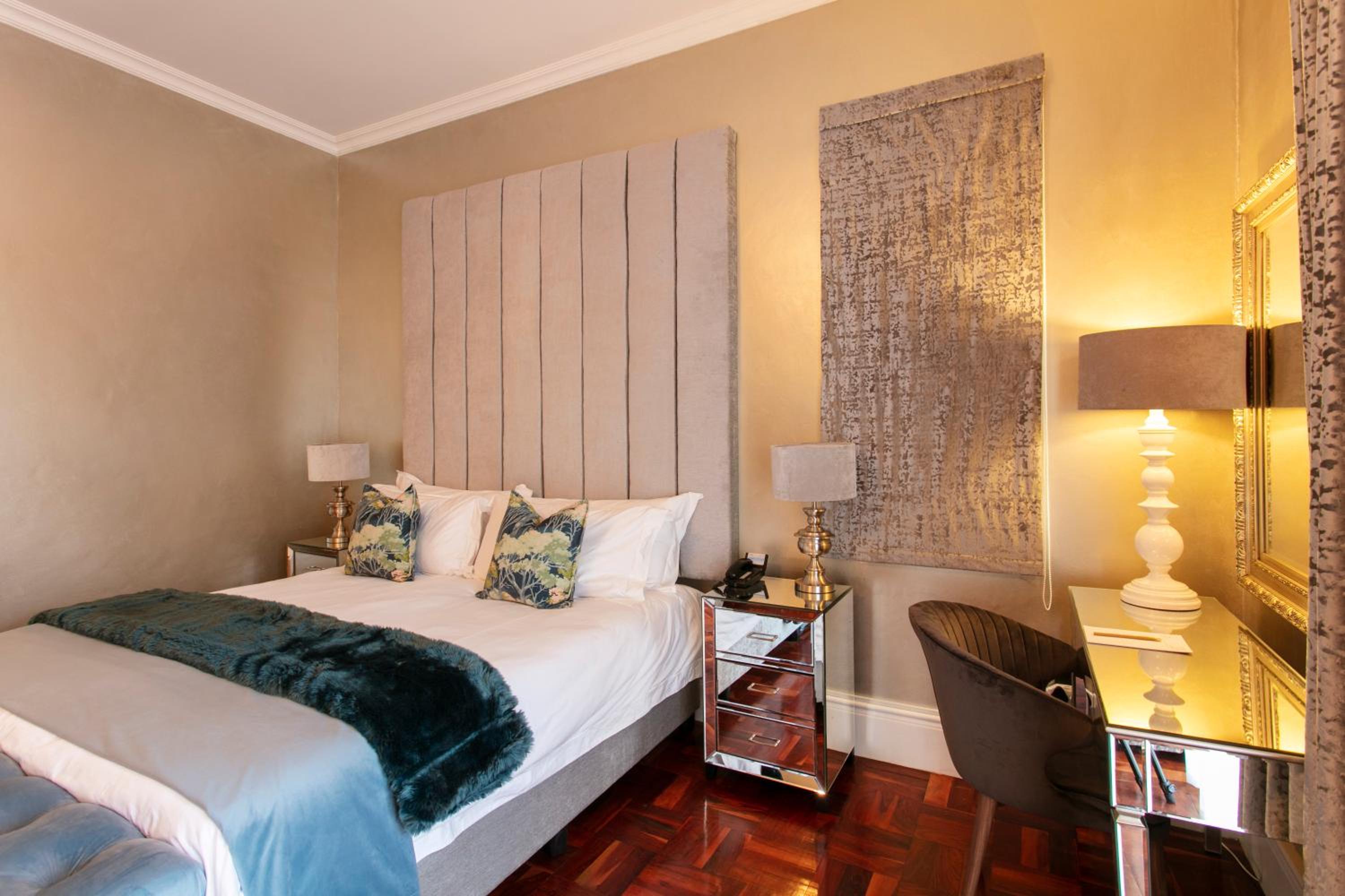 Executive Suite - Photo 9