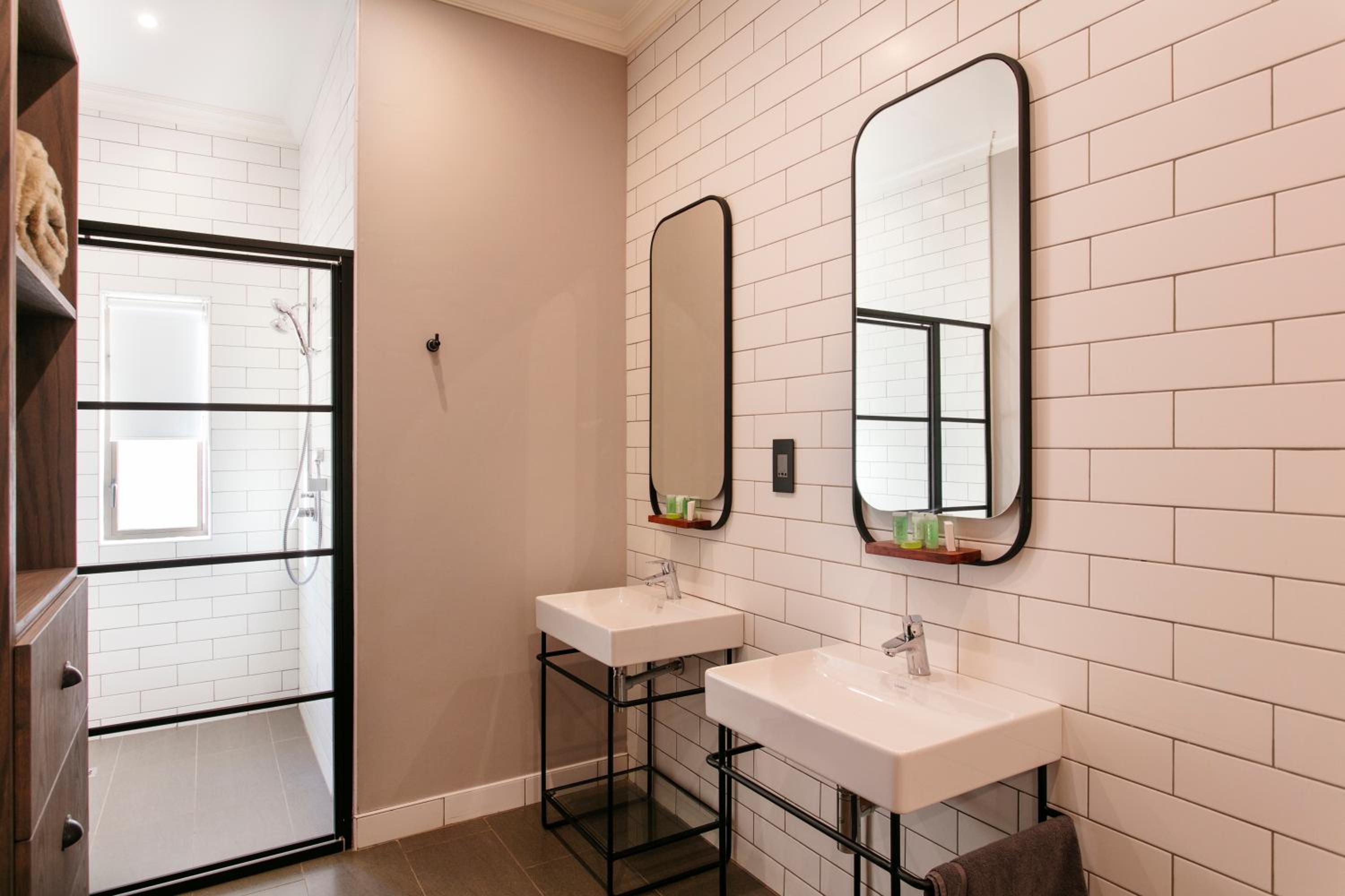 Executive Suite - Photo 8