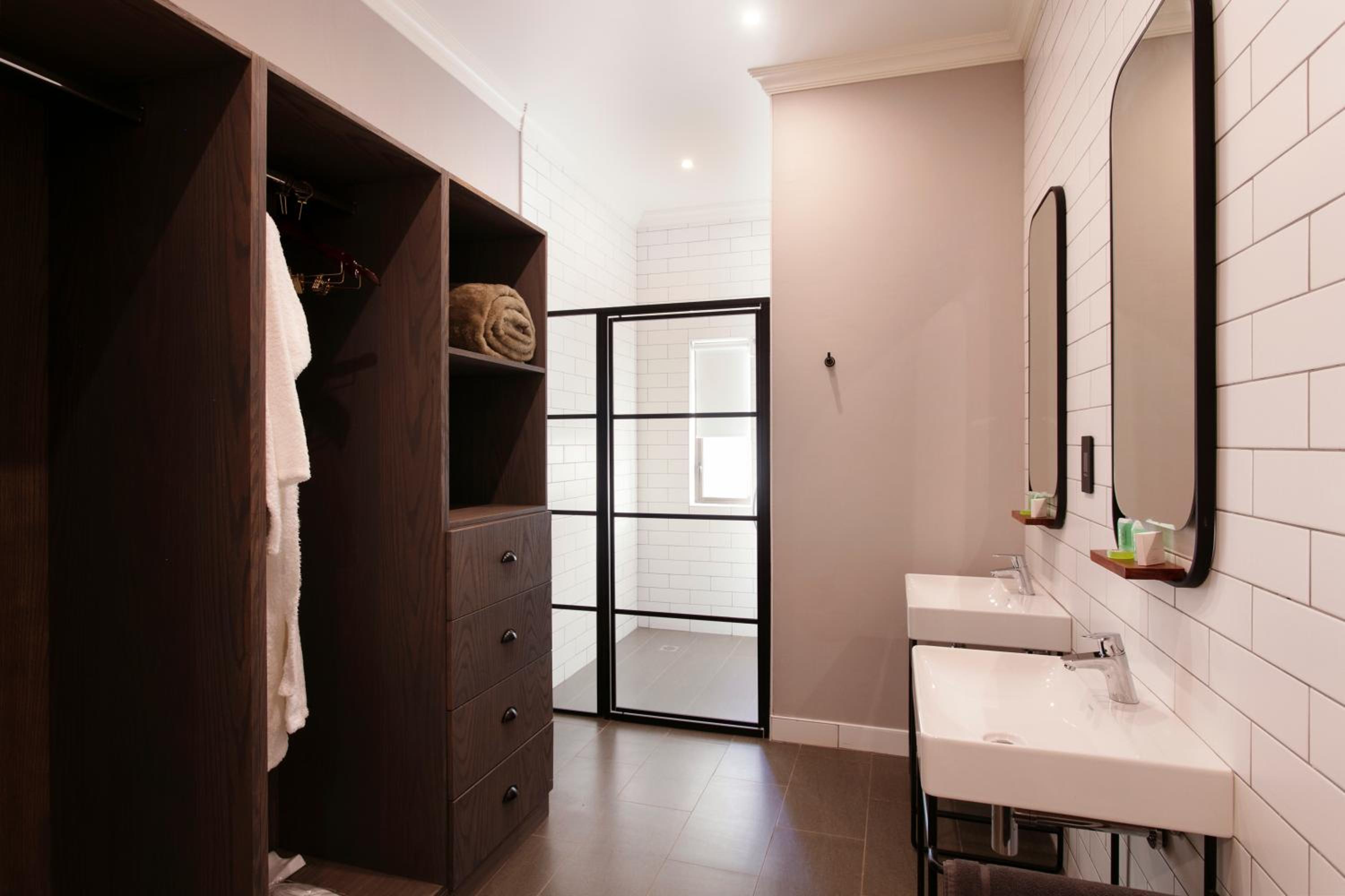 Executive Suite - Photo 5