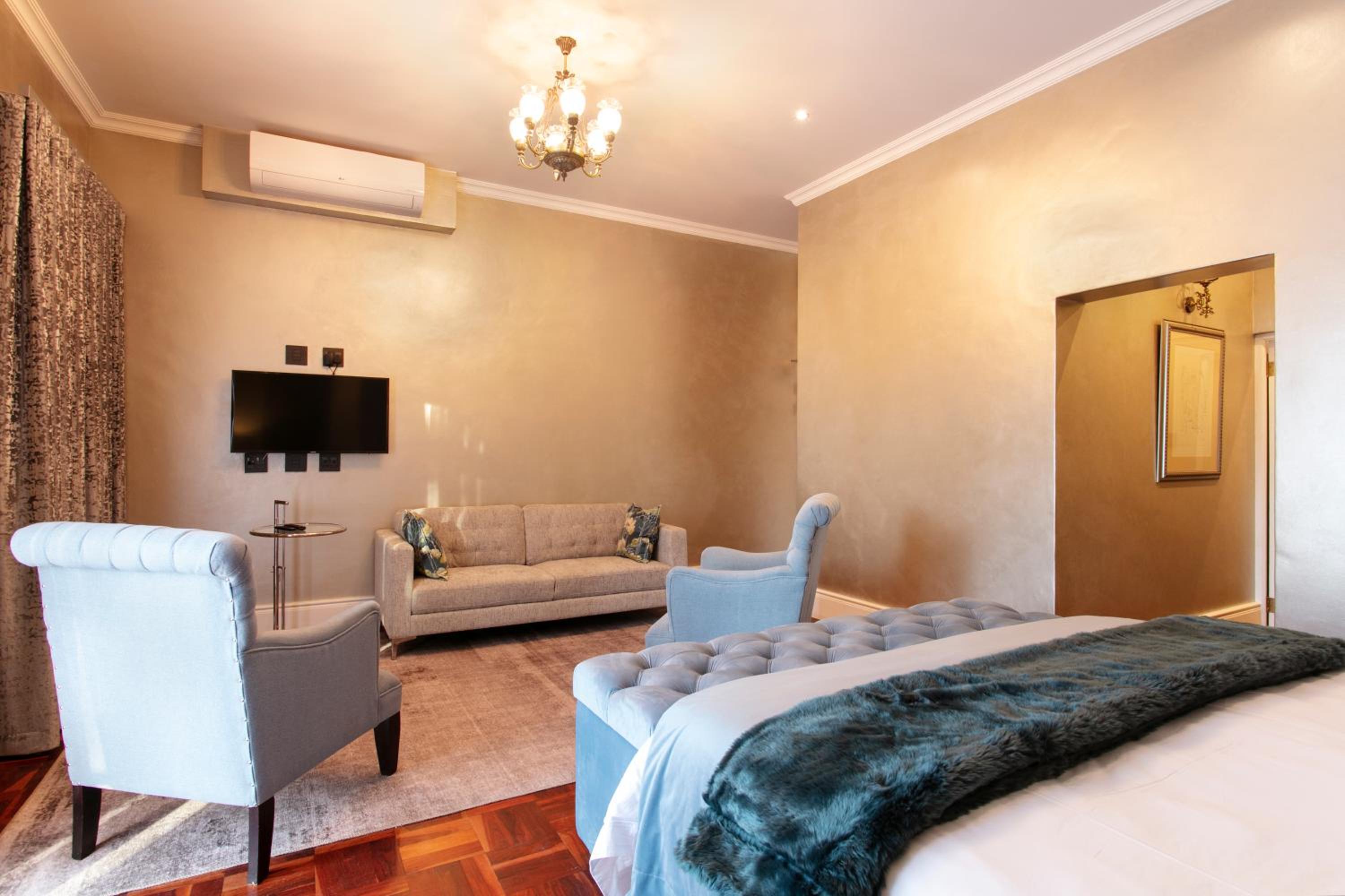 Executive Suite - Photo 6