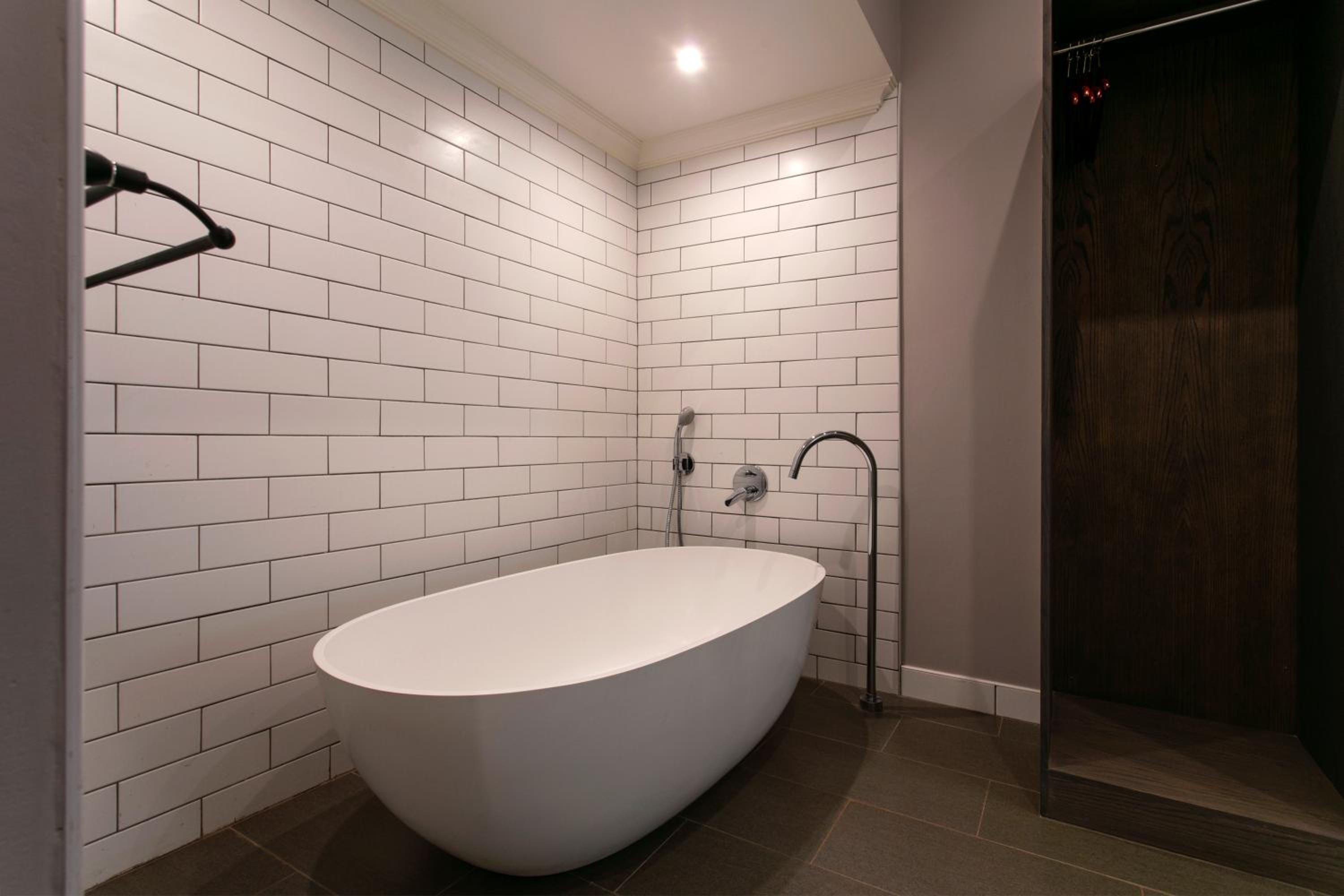 Executive Suite - Photo 4
