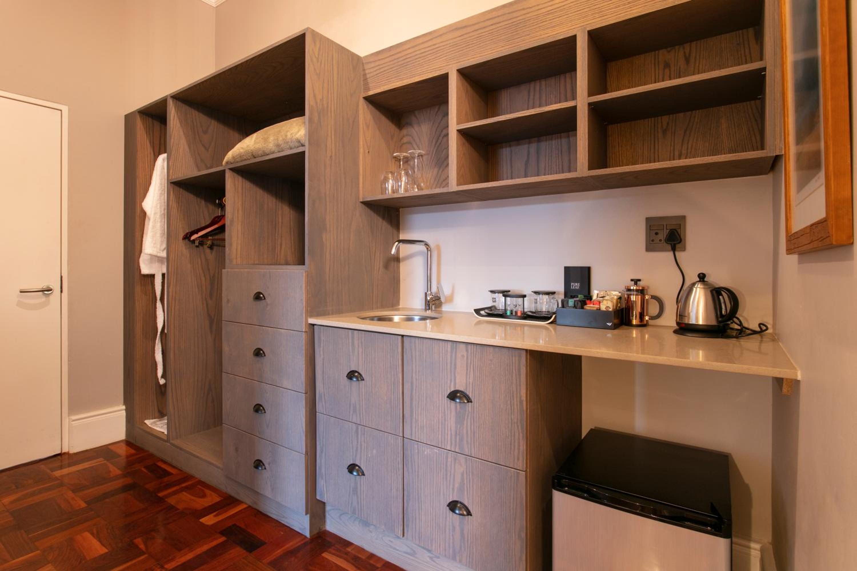 Executive Suite - Photo 3