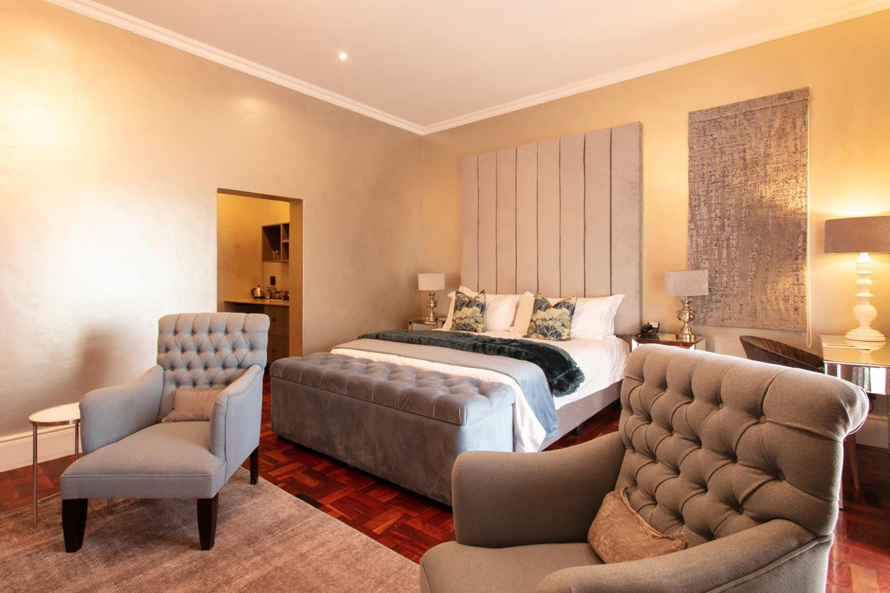 Executive Suite - Photo 2