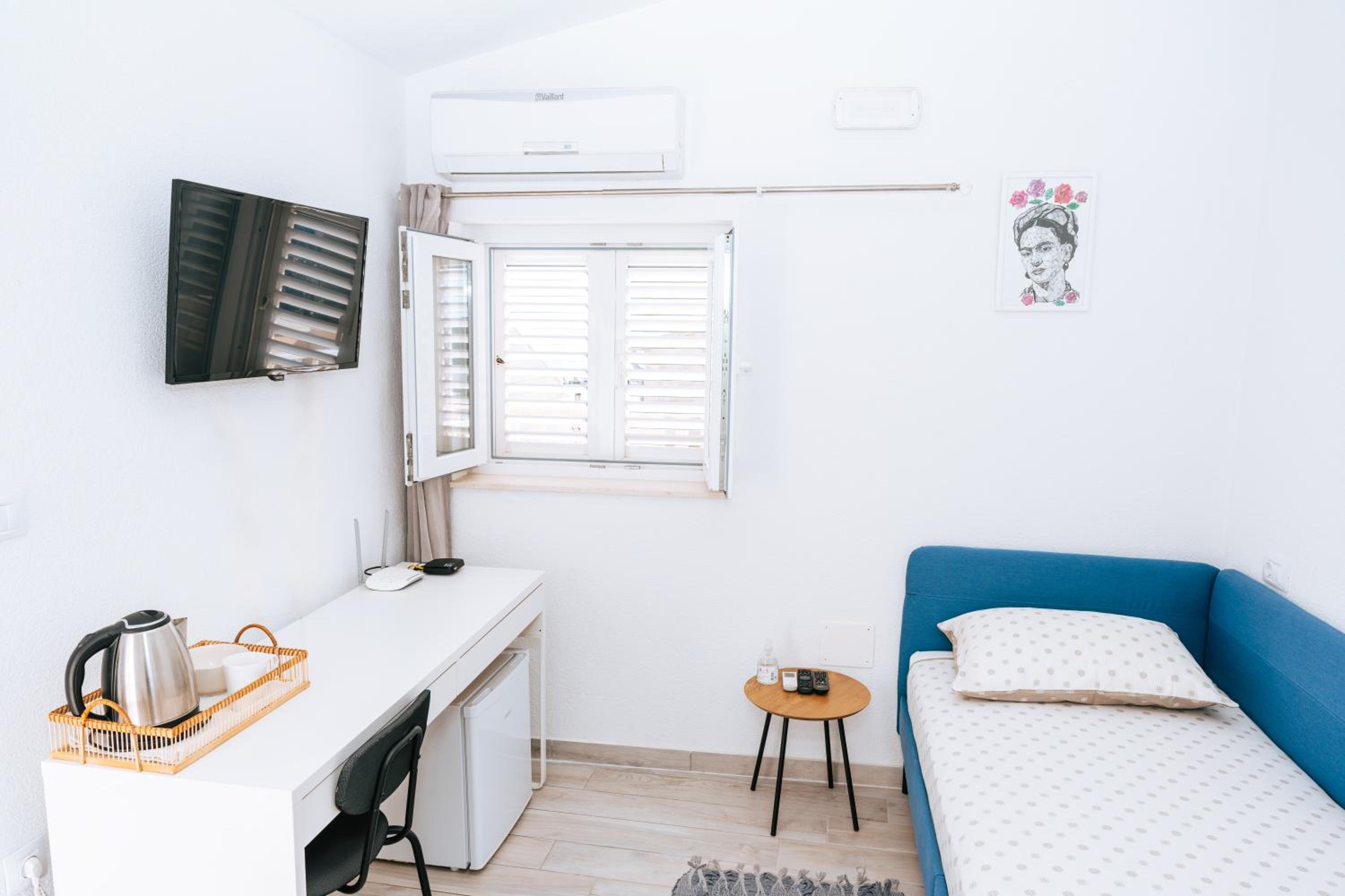 Single Room with Shared Terrace
