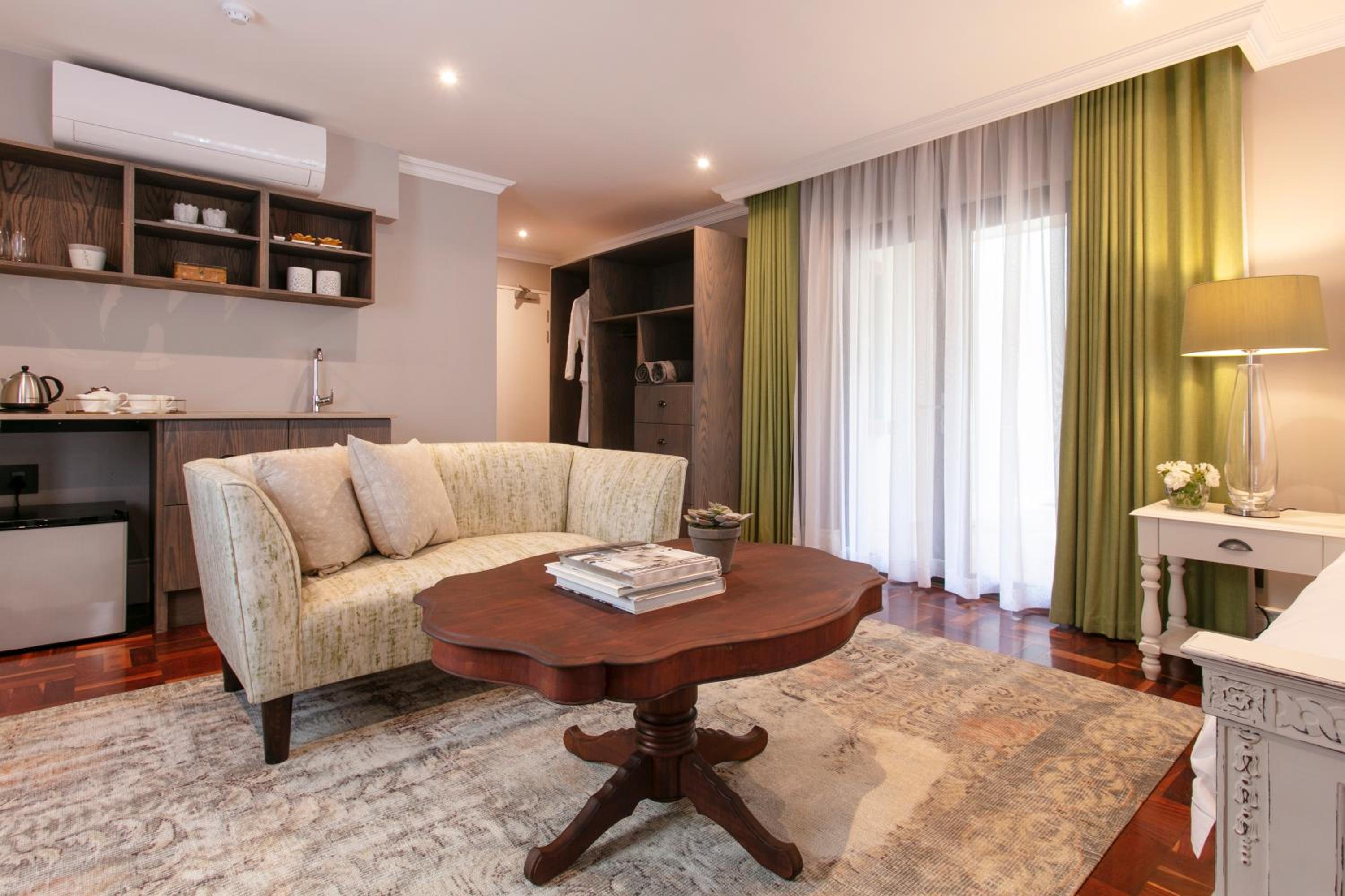 Superior Suite - Photo 14