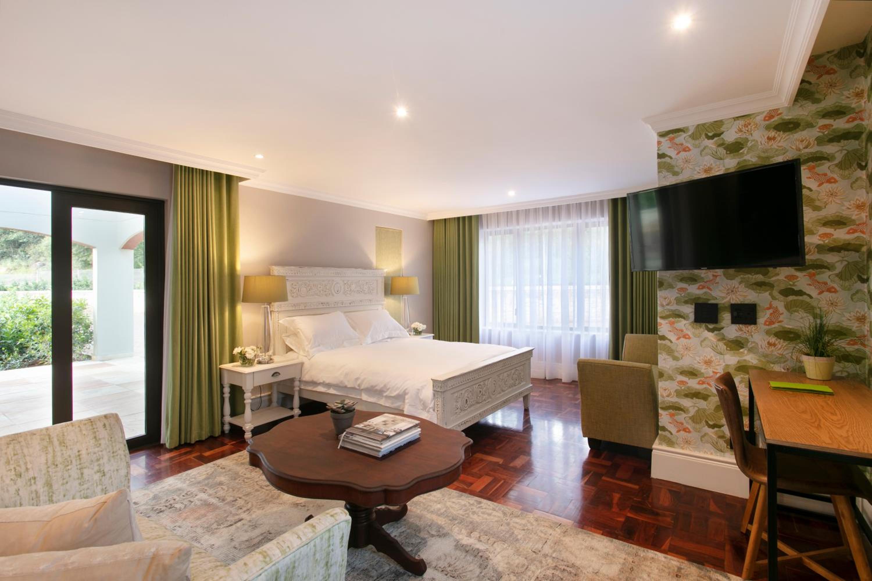 Superior Suite - Photo 17