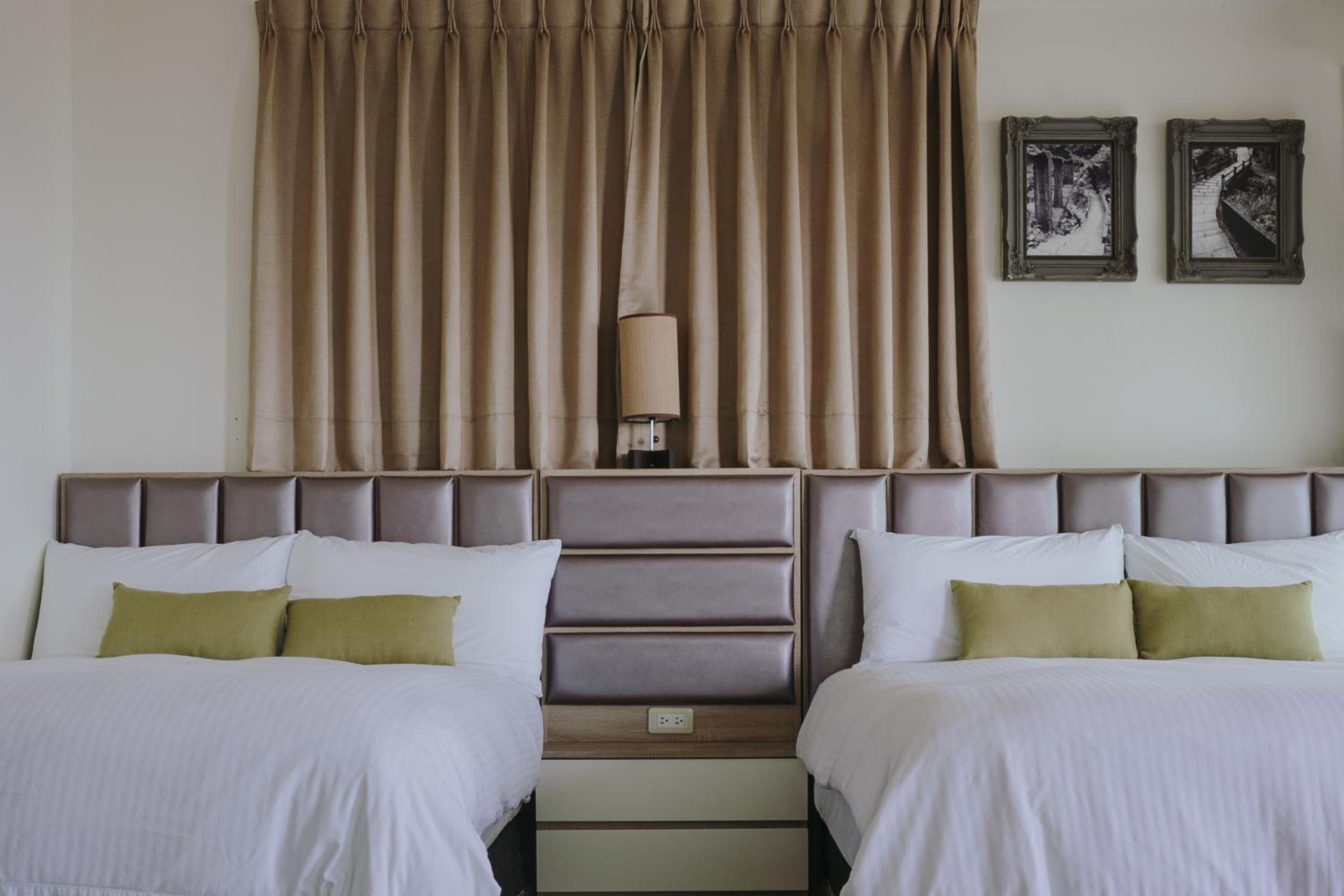 Quadruple Room with Private Bathroom - Photo 6