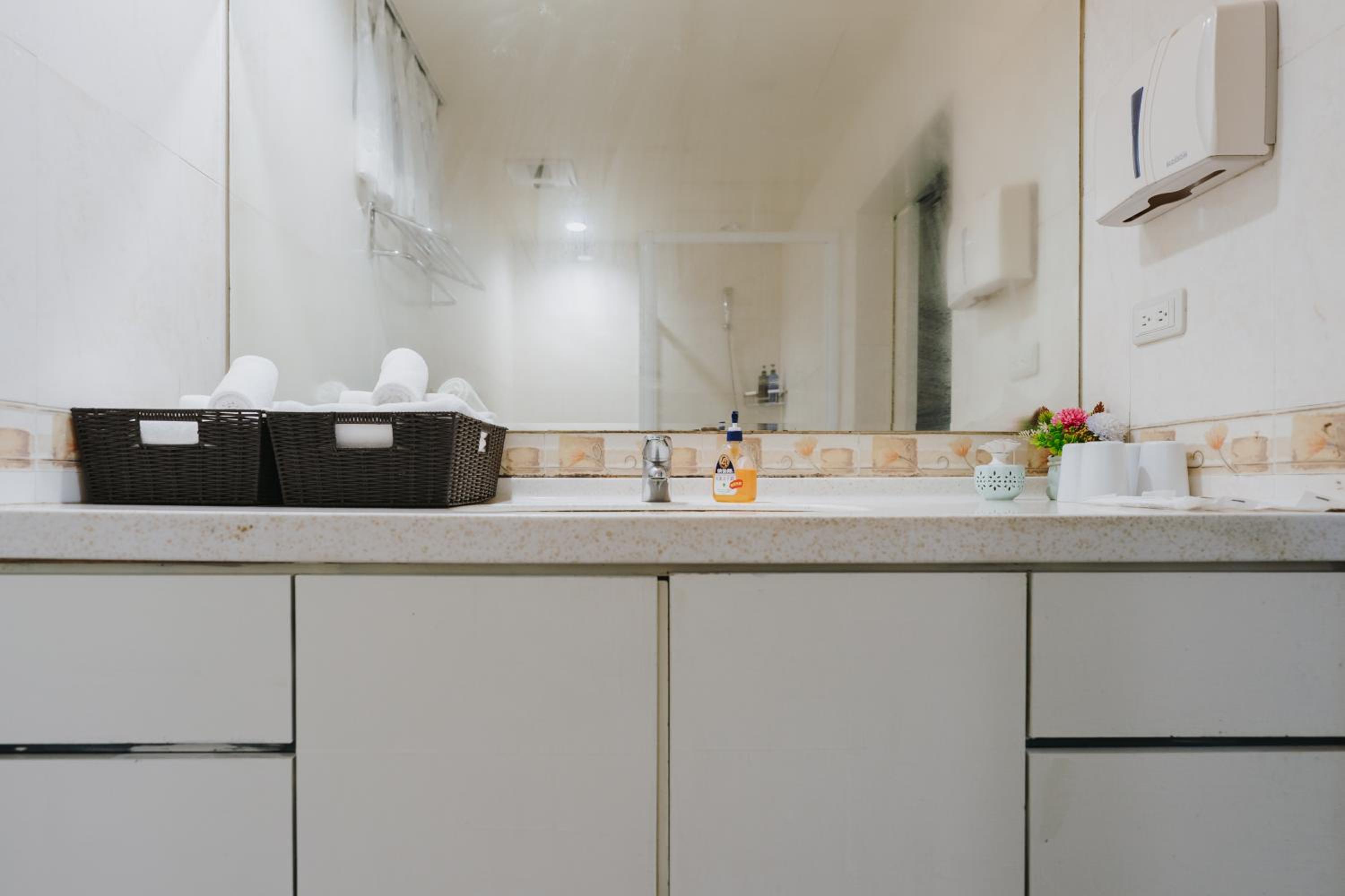 Quadruple Room with Private Bathroom - Photo 11