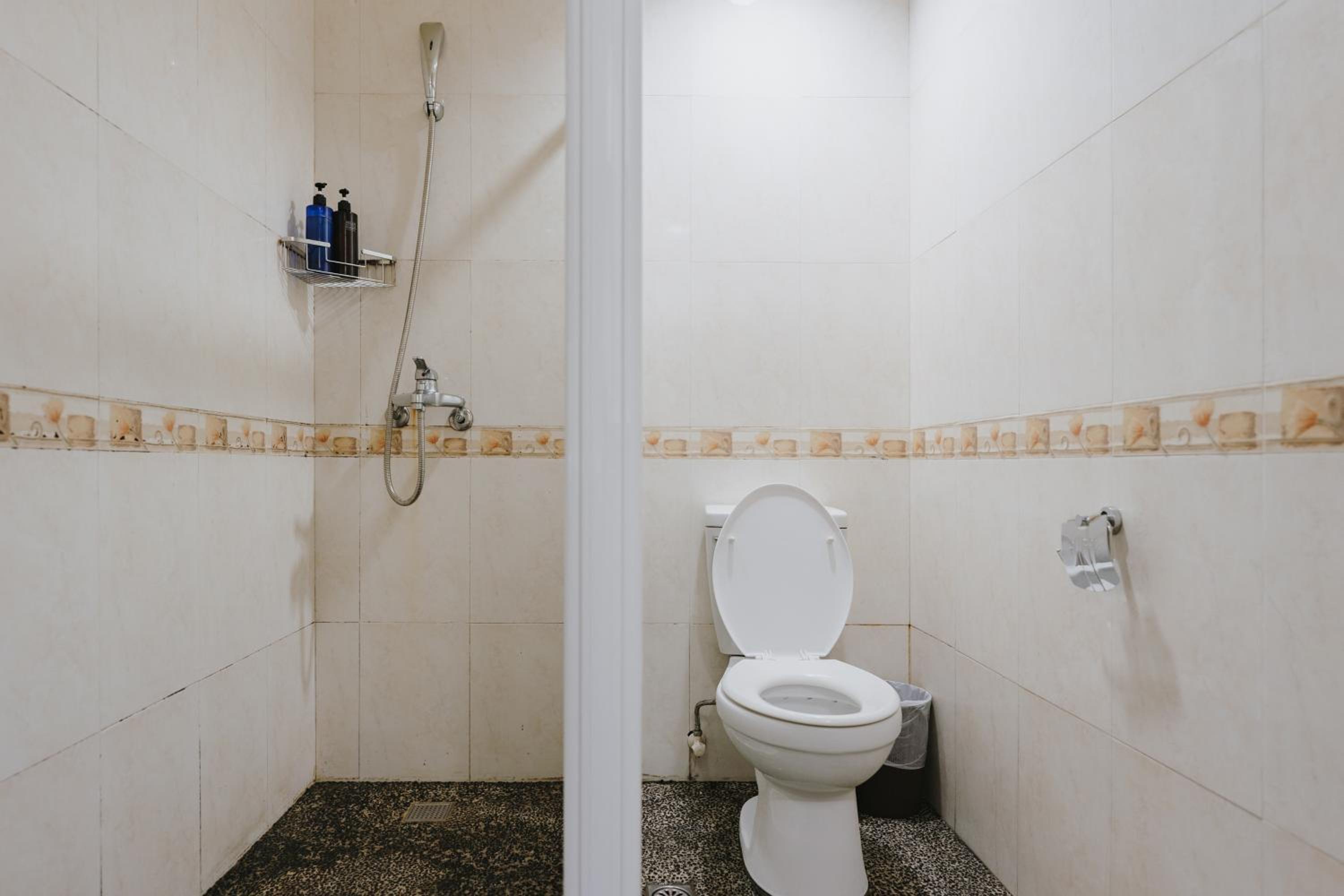 Quadruple Room with Private Bathroom - Photo 10
