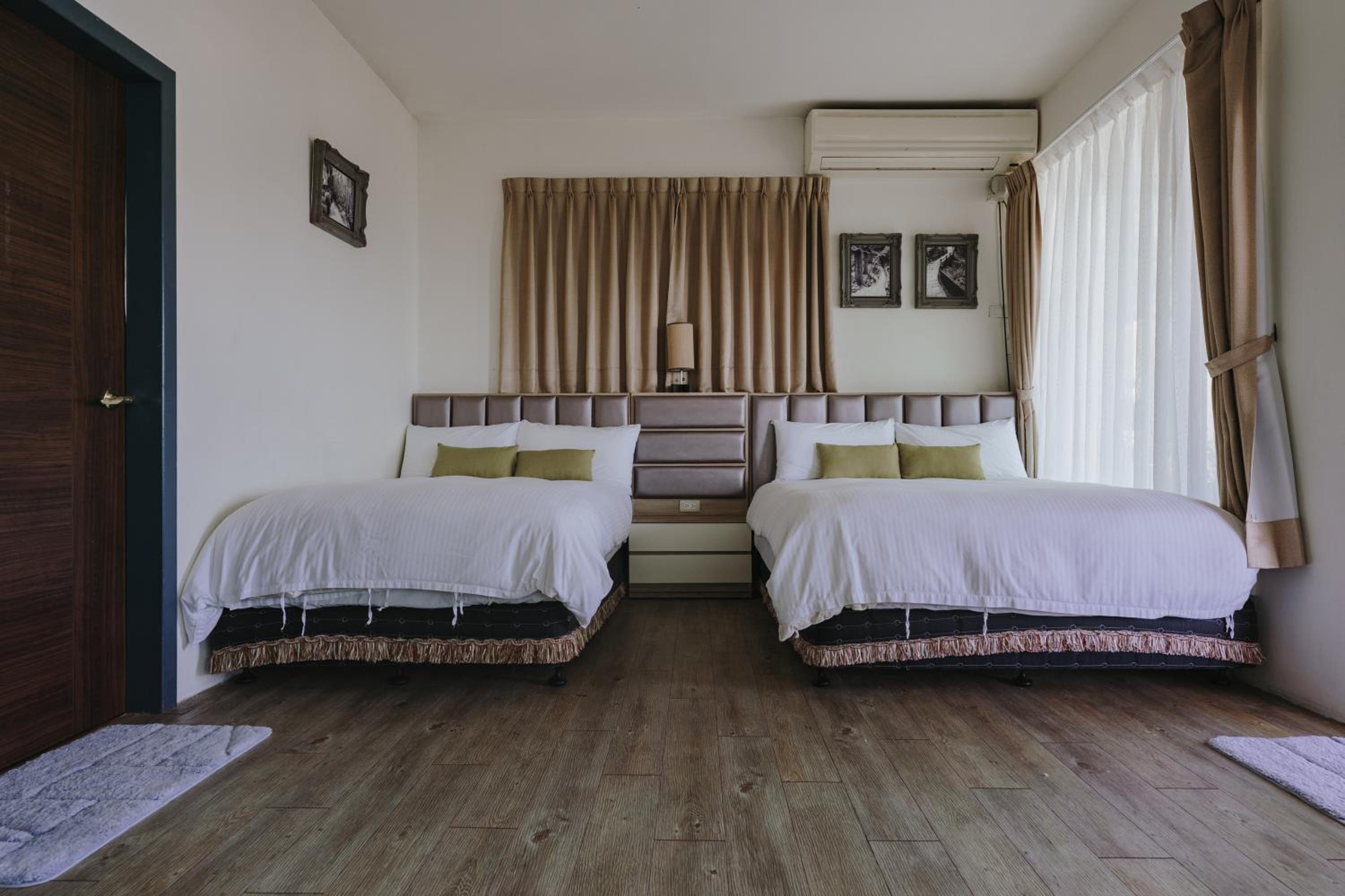 Quadruple Room with Private Bathroom - Photo 5