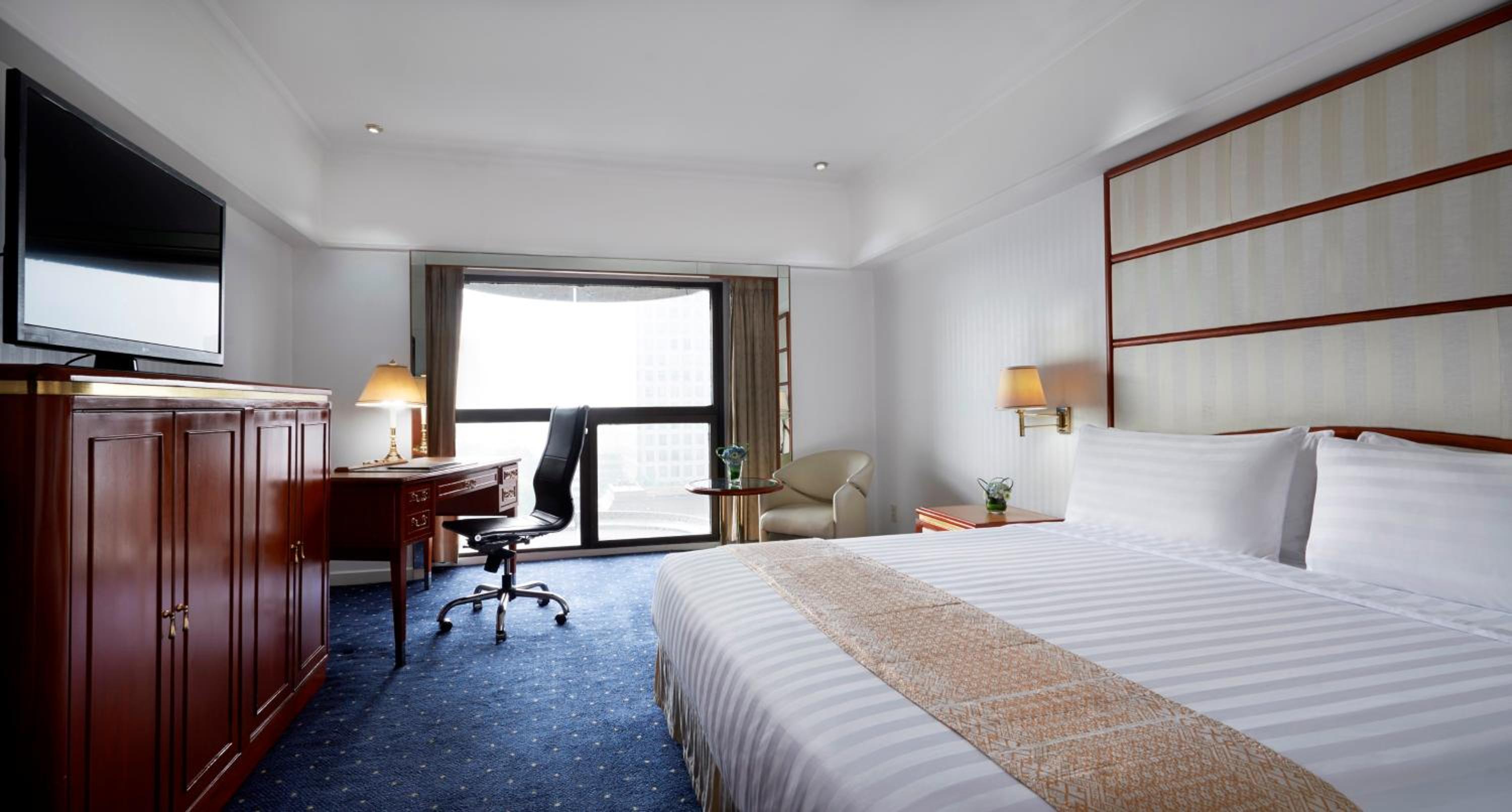Deluxe King Room With City View - Photo 3