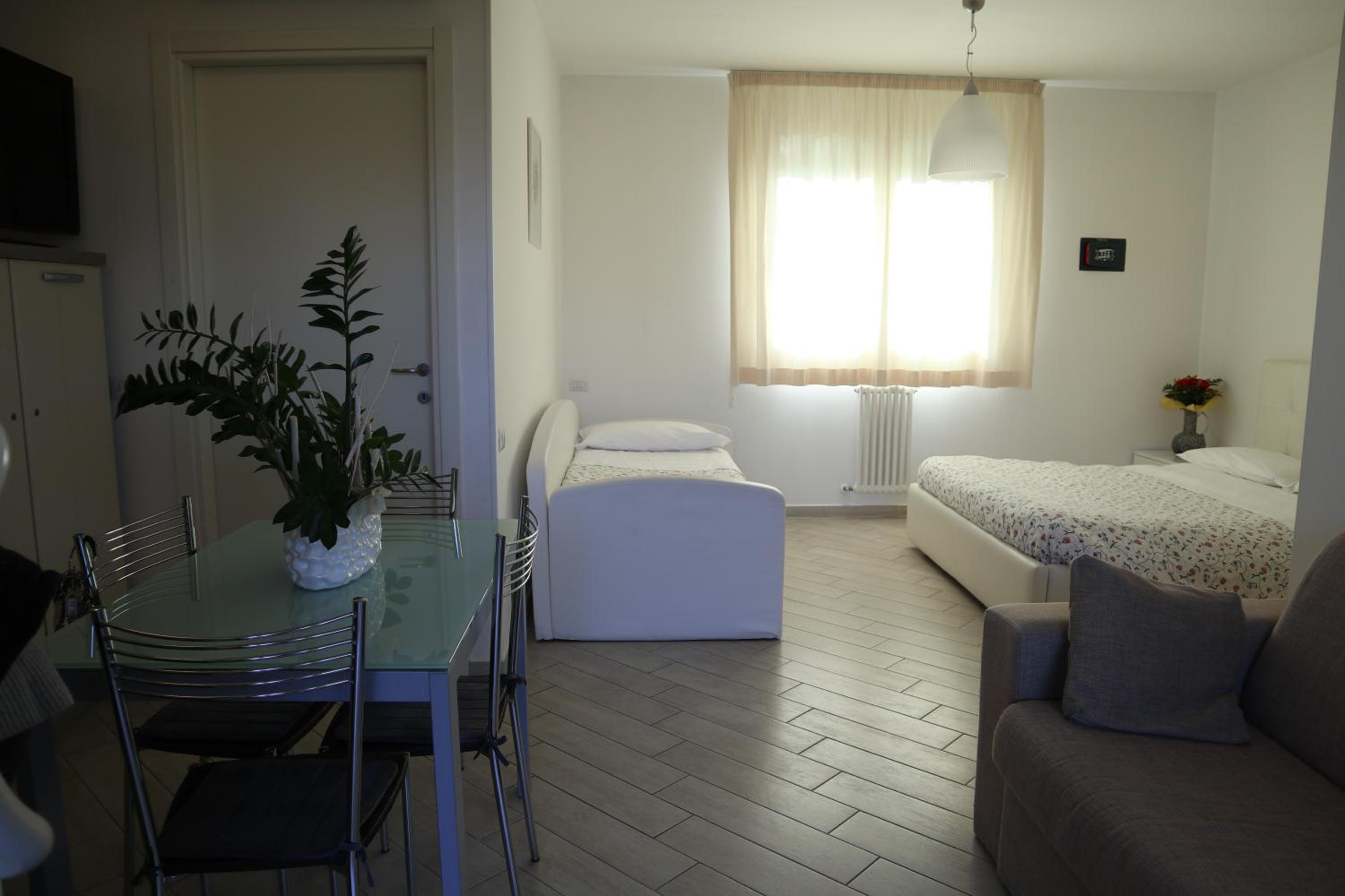 Large Triple Room - Photo 3