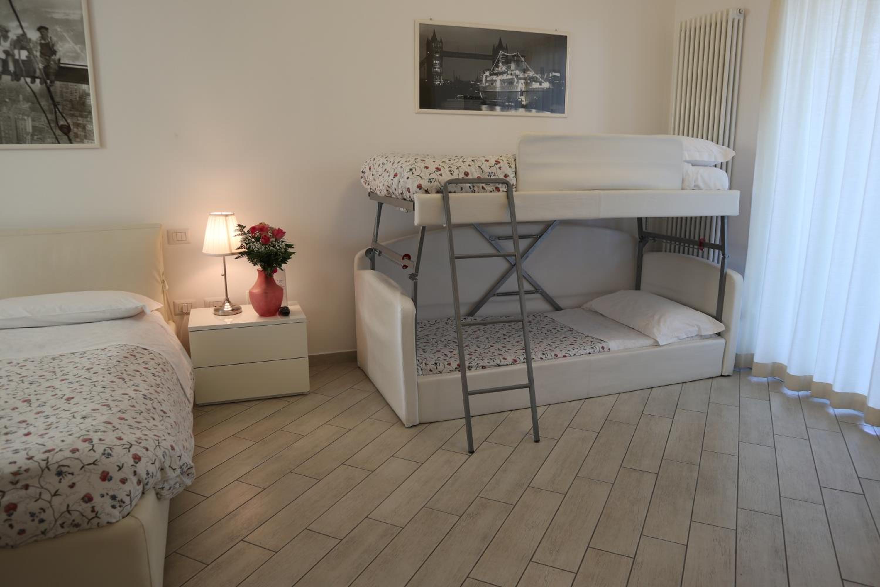 Large Triple Room - Photo 4